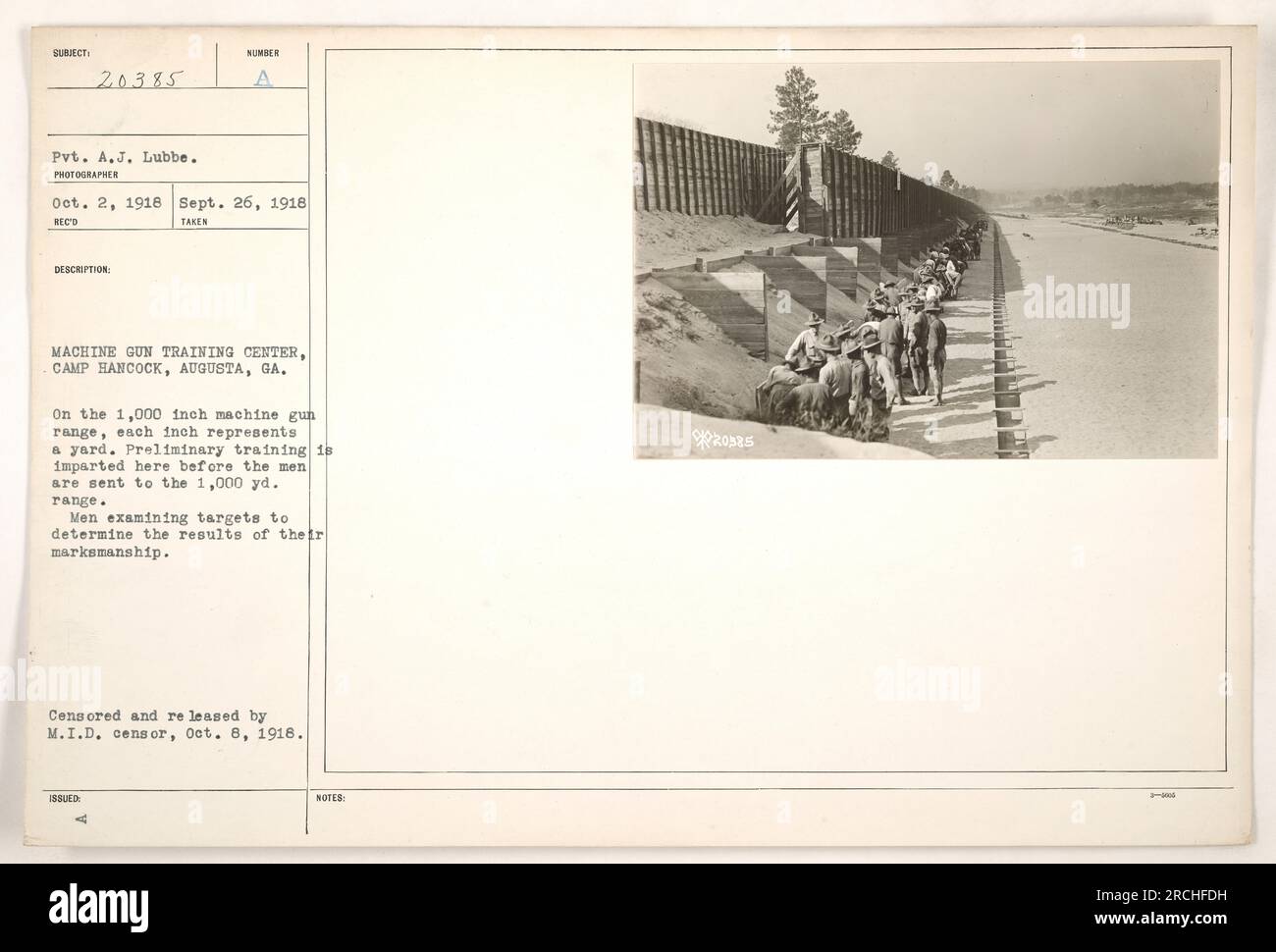 Soldat A.J. Lubbe participe à une formation de mitrailleuses au Camp Hancock, Augusta, Géorgie. La photographie capture des hommes examinant des cibles pour évaluer l'esprit de tir sur la mitrailleuse de 1 000 pouces. Cette formation préliminaire a été menée avant que les hommes ne soient envoyés au champ de tir de 1 000 yards. Censuré et publié par le censeur du M.I.D. le 8 octobre 1918. Banque D'Images