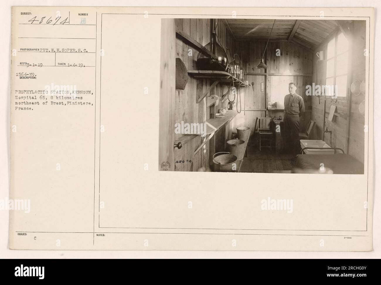 Une photographie d'une station prophylactique située à Kerhoun, Hôpital 65, qui est situé à 8 kilomètres au nord-est de Brest dans le Finistère, France. Le photographe de cette image est identifié comme Pvt. W. W. Soper. La photo a été prise le 19 janvier 1919 et porte le numéro 1564-19. C'est l'une des 14 photos prises. Banque D'Images