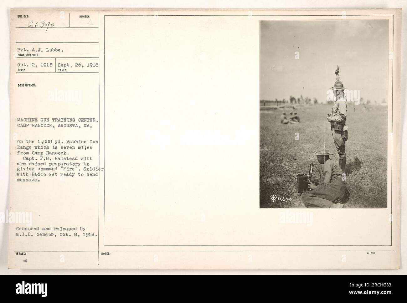 Soldat participant à la formation de mitrailleuses au Centre de formation de mitrailleuses à Camp Hancock, Augusta, GA pendant la première Guerre mondiale Capitaine F.G. Halstead peut être vu lever le bras pour signaler l'ordre de tirer. Un soldat équipé d'un poste radio se tient à proximité, prêt à envoyer des messages. Photographie prise le 2 août 1918 et publiée par M.I.D. Cens ou le 8 octobre 1918. Banque D'Images