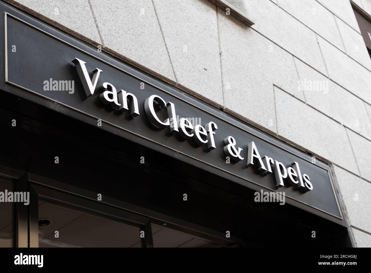 Milan , Italie - 07 10 2023 : Van Cleef & Arpels signe de texte et logo de marque de la grande chaîne de magasins de luxe célèbre boutique française de bijoux Banque D'Images