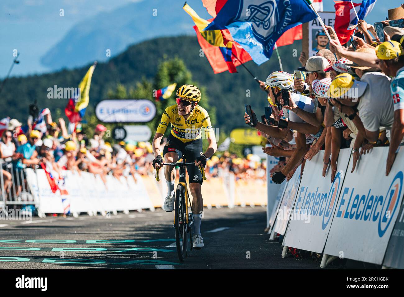 France. 14 juillet 2023. Photo Alex Whitehead/SWpix.com - 14/07/2023 - Cyclisme - Tour de France 2023 - étape 13 : Châtillon-sur-Chalaronne à Grand Colombier (137.8km) - Jonas Vingegaard de Jumbo-Visma crédit : SWpix/Alamy Live News Banque D'Images