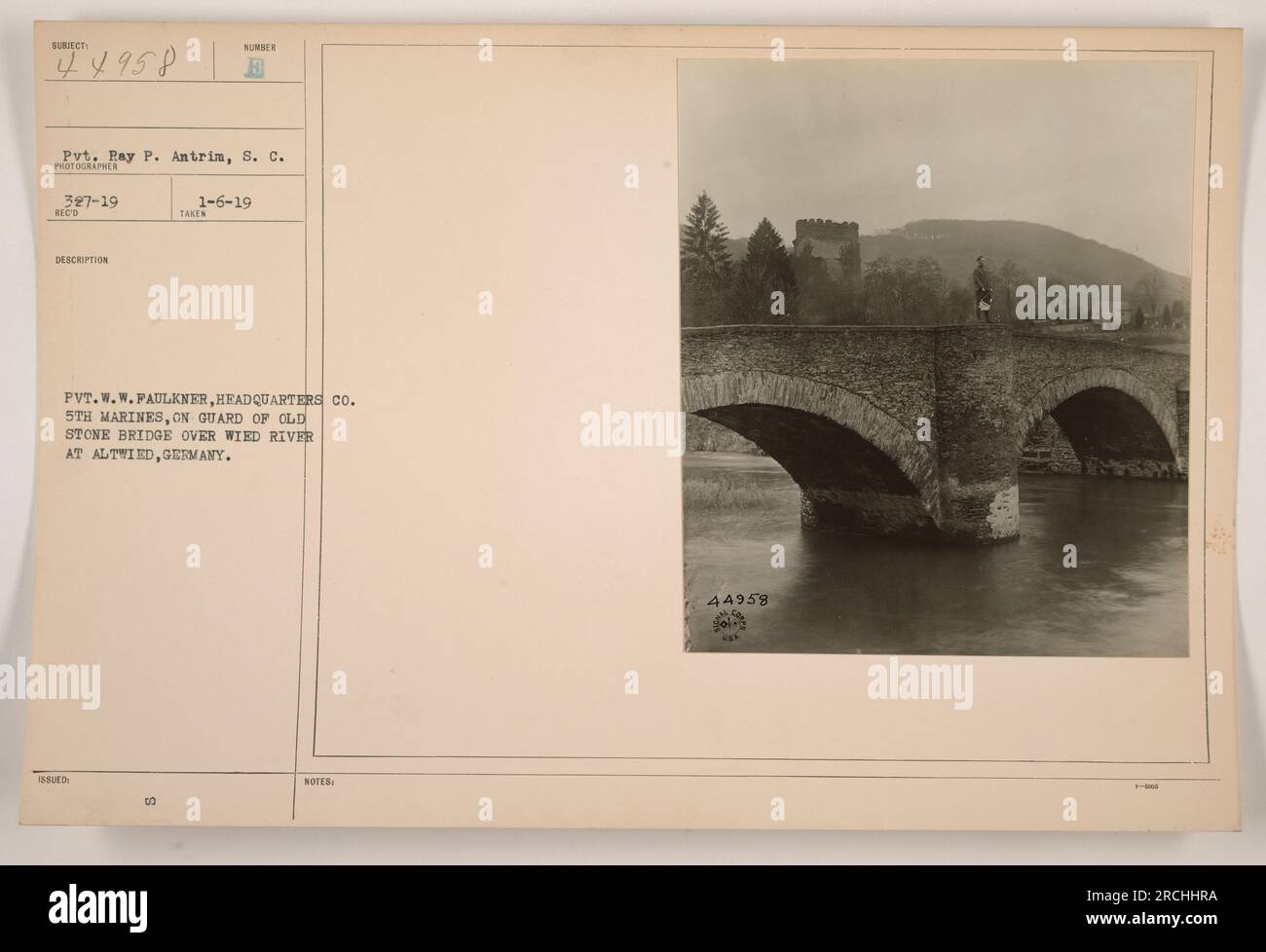 VP W.W. Faulkner du quartier général de la compagnie 5th Marines monte la garde sur un vieux pont de pierre sur la rivière Wied à Altweid, en Allemagne. Cette photographie a été prise par le soldat Pay P. Antrim de Caroline du Sud le 6 janvier 1919. L'image est documentée sous le numéro de description B 03. Banque D'Images