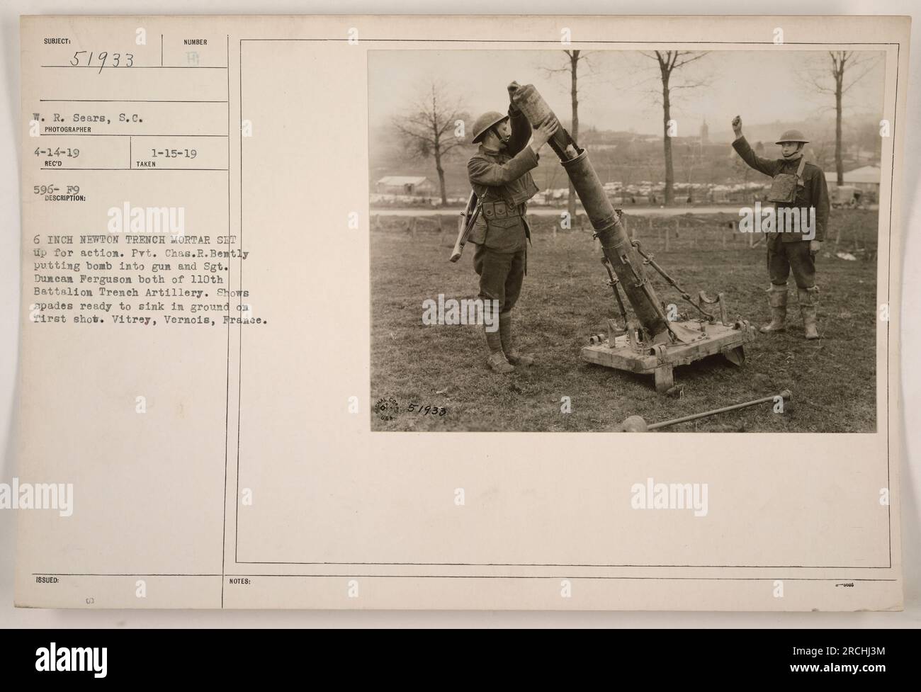 Mortier Newton Trench de 6 pouces en préparation pour l'action. Le soldat Charles R. Bentley est représenté en train de charger une bombe dans le canon, tandis que le sergent Duncan Ferguson, tous deux du 110e Bataillon Trench Artillery, regarde. La photographie représente des pique prêtes à être incrustées dans le sol pour le premier cliché. Cette image a été prise le 14 avril 1919 à Vitrey, Vernois, France, Par le photographe W.R. Sears. Noté le 1938 mai, avec le numéro de référence 6030. Banque D'Images