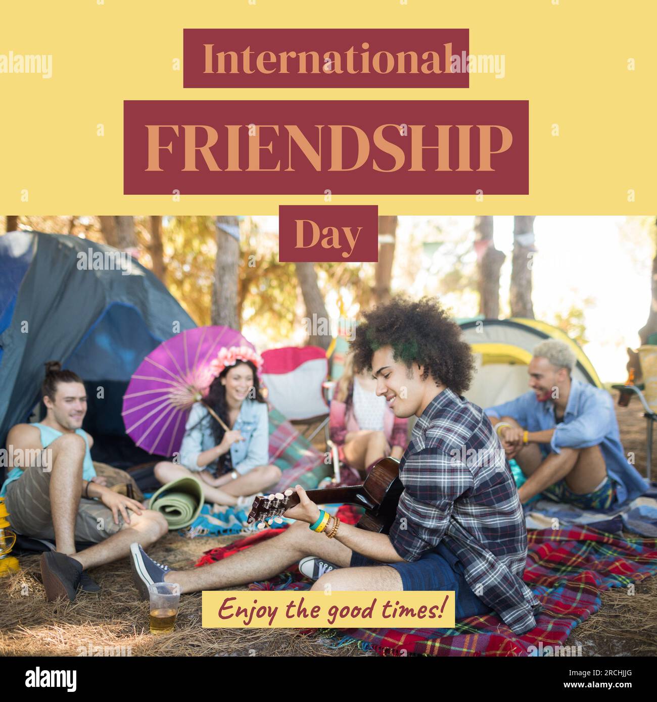 Texte de la journée internationale de l'amitié avec des amis heureux et divers se détendre au camping du festival Banque D'Images