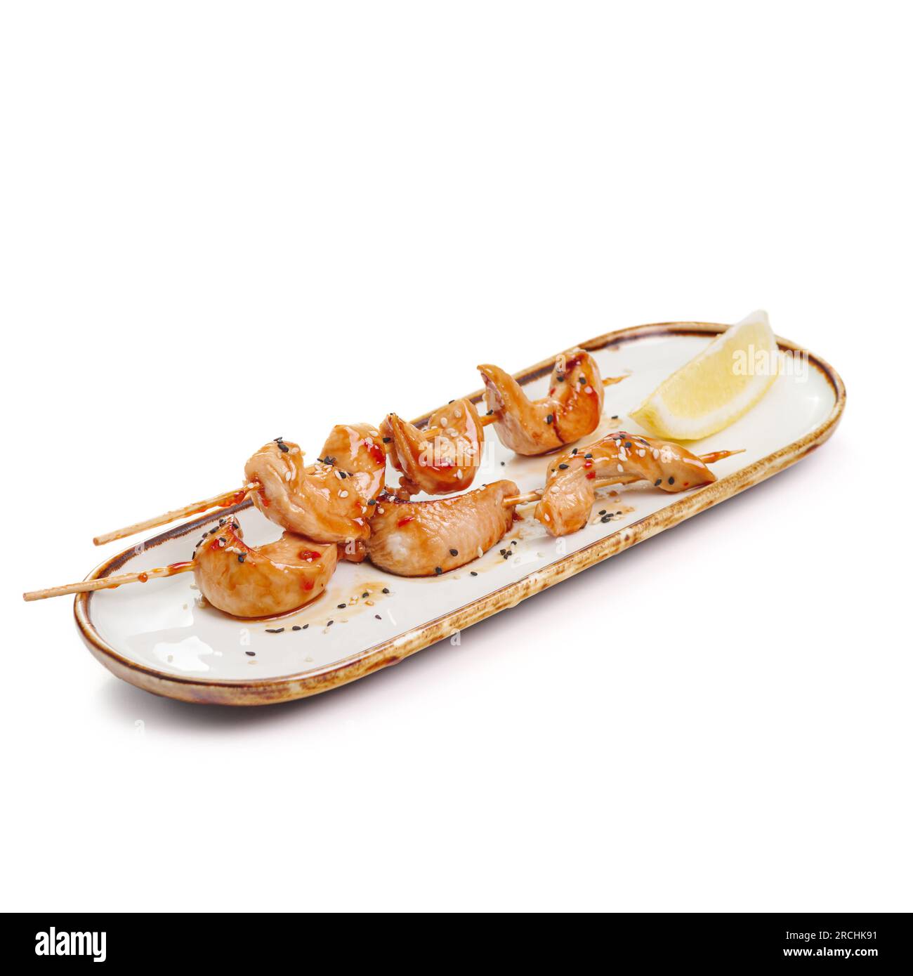 Poulet yakitori avec glaçage de soja et graines de sésame sur blanc. Pour le menu du restaurant. Assaisonnement traditionnel japonais à sushi. Manger sainement Banque D'Images