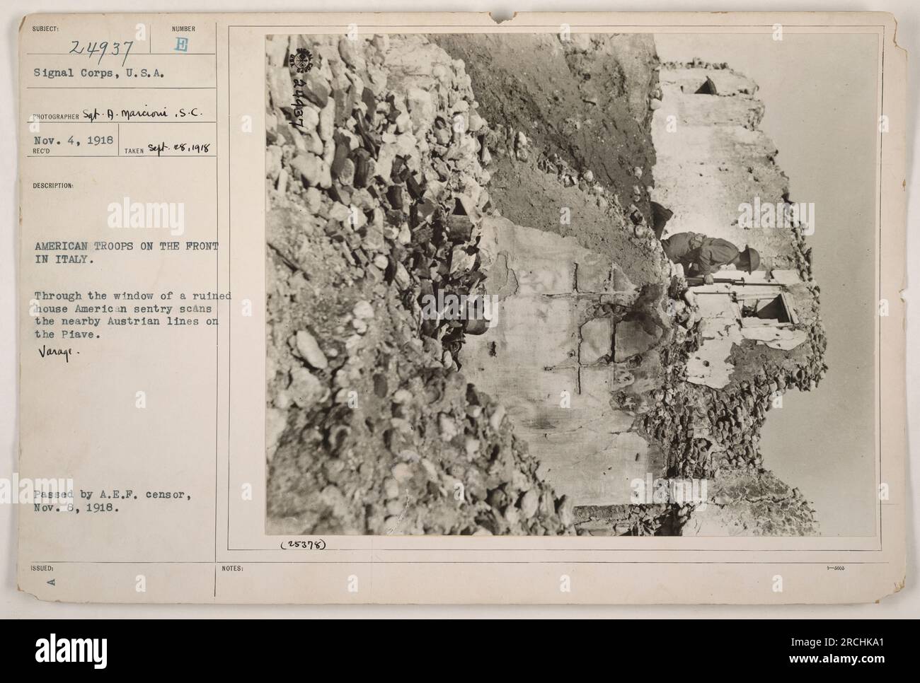 La sentinelle américaine observe les lignes autrichiennes à travers une fenêtre d'une maison en ruine sur la Piave, en Italie, pendant la première Guerre mondiale. Cette photographie a été prise par le samedi 9. Marcioni.S.C. le 4 novembre 1918. Il a ensuite été approuvé par le censeur de l'A.E.P. le 8 novembre 1918. Banque D'Images