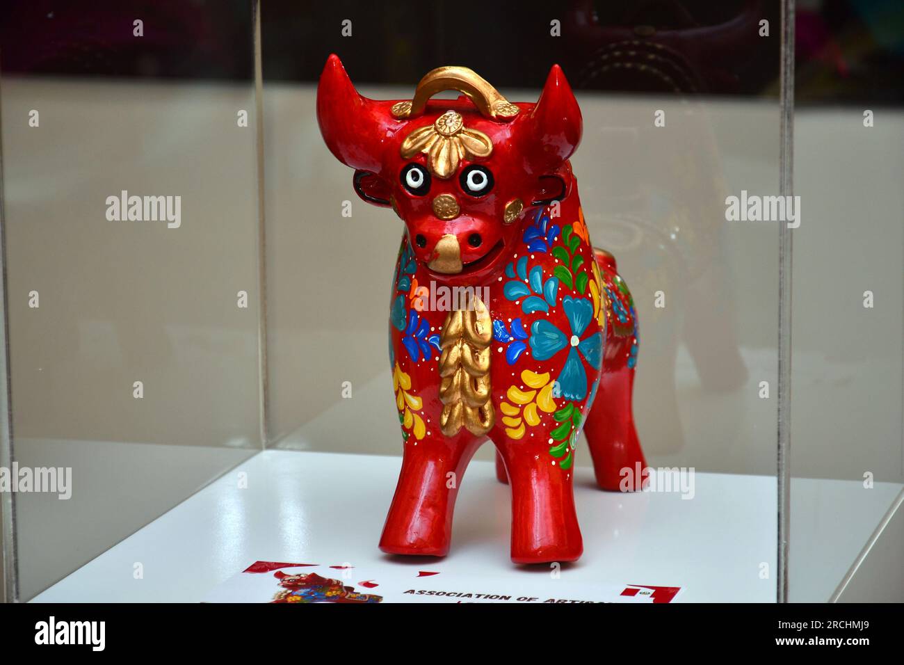 Exposition artistique « Torito de Pucará : Ambassadeur des hauts plateaux péruviens » du 28 juin au 23 juillet au Siam Discovery, Siam Paragon Shopping Mall, Bangkok, Thaïlande, Asie du Sud-est. L’œuvre peinte du taureau de céramique emblématique du Pérou a fait l’objet d’un tour du monde. Les œuvres sont originaires de la ville de Cheka Pupuja dans la province de Azángaro de la région de Puno, au Pérou. Chaque sculpture en céramique est fabriquée à la main en forme de taureau, ornée de motifs complexes peints à la main et de fleurs vibrantes, chacune portant sa propre signification symbolique. Les figures sont considérées au Pérou comme un symbole de protection. Banque D'Images