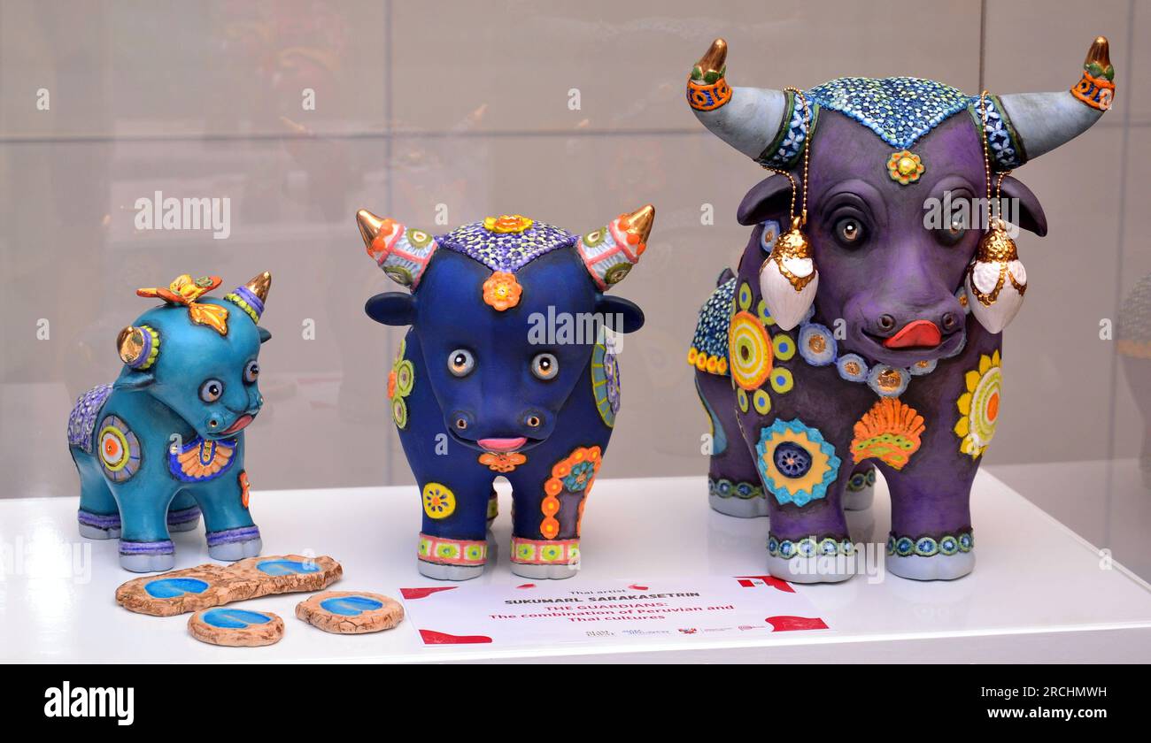 Exposition artistique « Torito de Pucará : Ambassadeur des hauts plateaux péruviens » du 28 juin au 23 juillet au Siam Discovery, Siam Paragon Shopping Mall, Bangkok, Thaïlande, Asie du Sud-est. L’œuvre peinte du taureau de céramique emblématique du Pérou a fait l’objet d’un tour du monde. Les œuvres sont originaires de la ville de Cheka Pupuja dans la province de Azángaro de la région de Puno, au Pérou. Chaque sculpture en céramique est fabriquée à la main en forme de taureau, ornée de motifs complexes peints à la main et de fleurs vibrantes, chacune portant sa propre signification symbolique. Les figures sont considérées au Pérou comme un symbole de protection. Banque D'Images