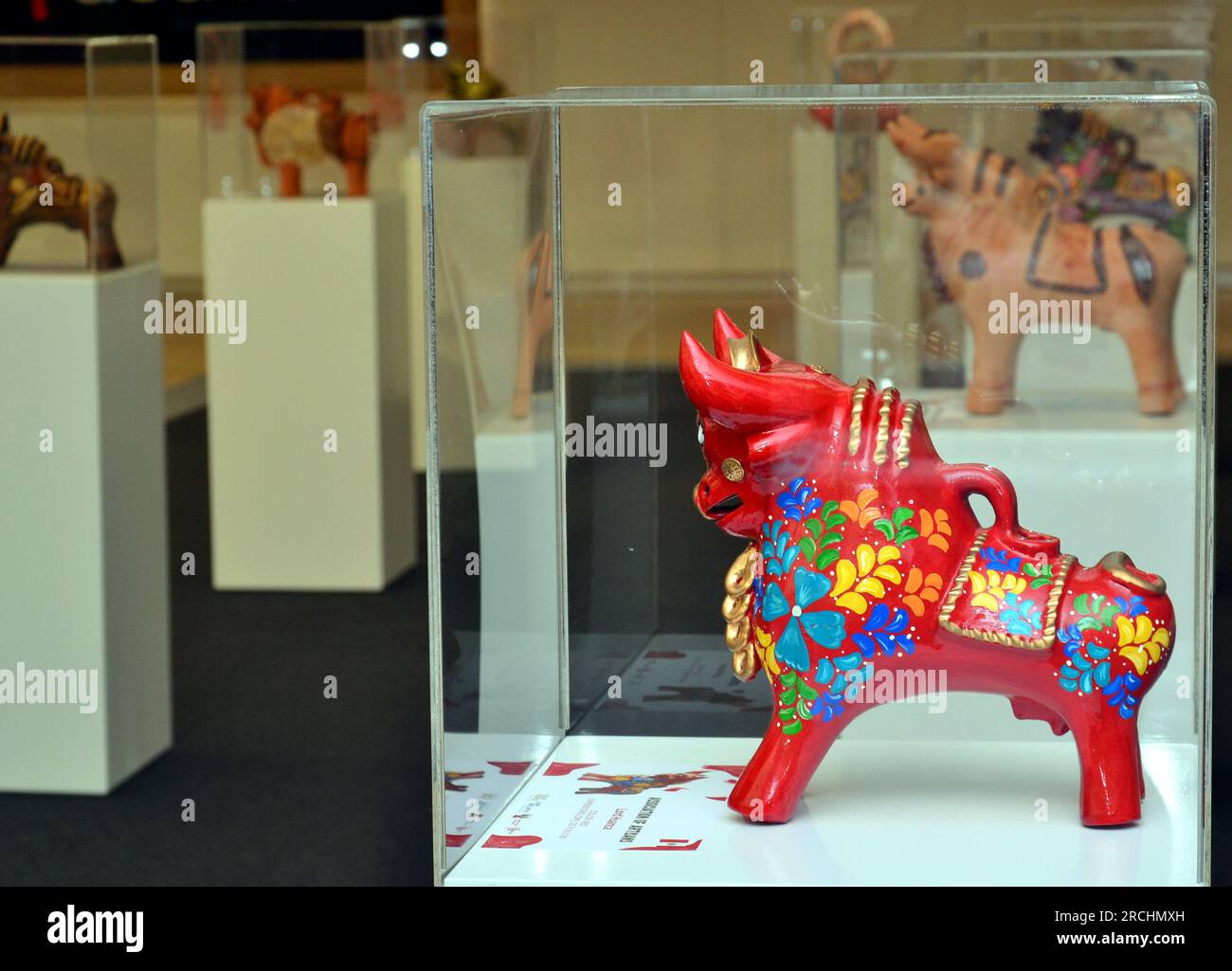 Exposition artistique « Torito de Pucará : Ambassadeur des hauts plateaux péruviens » du 28 juin au 23 juillet au Siam Discovery, Siam Paragon Shopping Mall, Bangkok, Thaïlande, Asie du Sud-est. L’œuvre peinte du taureau de céramique emblématique du Pérou a fait l’objet d’un tour du monde. Les œuvres sont originaires de la ville de Cheka Pupuja dans la province de Azángaro de la région de Puno, au Pérou. Chaque sculpture en céramique est fabriquée à la main en forme de taureau, ornée de motifs complexes peints à la main et de fleurs vibrantes, chacune portant sa propre signification symbolique. Les figures sont considérées au Pérou comme un symbole de protection. Banque D'Images