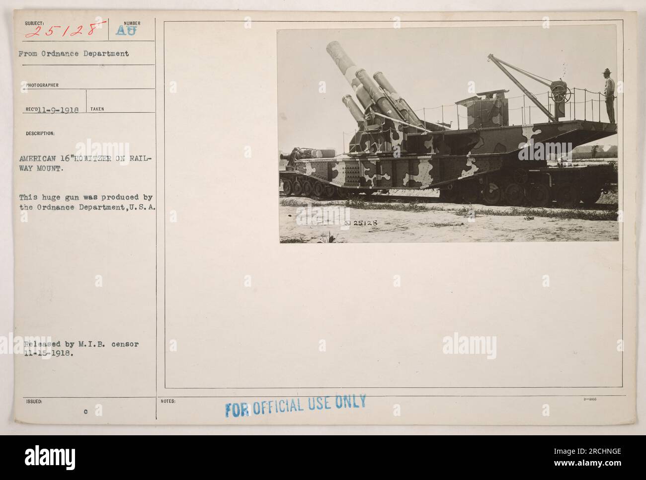 Une photographie montrant un obusier américain de 16 pieds monté sur une voie ferrée. Le canon a été produit par l'Ordnance Department, aux États-Unis Cette image est étiquetée 111-SC-25128 et a été prise par un photographe du département de l'ordonnance. Il a été publié par M.I.B. Censor le 11-15 1918 et marqué pour «usage officiel seulement». Banque D'Images