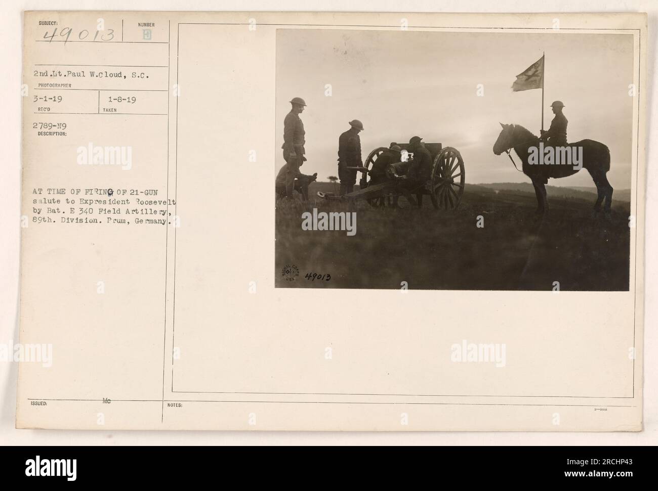 Bat. E, 340 l'artillerie de campagne de la 89e division est montrée tirant un salut de 21 canons à l'ancien président Roosevelt à Prum, en Allemagne, le 31 janvier 1949. La photographie a été prise par le 2e lieutenant Paul W. Cloud et est numérotée 2789-19 dans la collection Reed. Banque D'Images