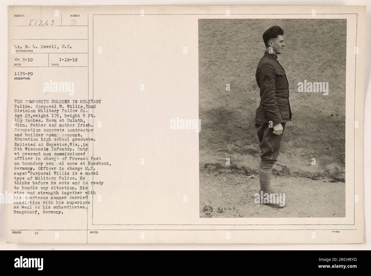 Soldat composite de la police militaire, le caporal W. Willis de la 32e division, police militaire Co. Âgé de 25 ans, pesant 175 livres et mesurant 5 pieds 10 pouces de haut. Né à Duluth, Minnesota, de parents irlandais. Profession en tant qu'entrepreneur et constructeur de béton. Enrôlé dans le 6th Wisconsin Infantry à Superior, Wisconsin. Actuellement sous-officier en charge du poste de prévôt dans la zone neutre frontalière à Rossbach, en Allemagne. L'officier responsable loue le professionnalisme, la pensée critique et les capacités physiques du caporal Willis. Photo prise à Rengsdorf, Allemagne. Banque D'Images