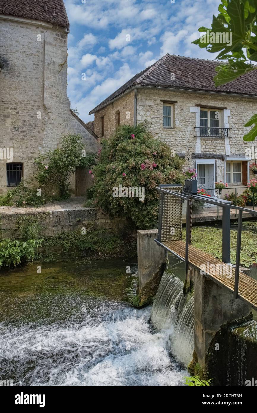 Chablis, petite ville de Bourgogne, maisons typiques au bord de la rivière Banque D'Images