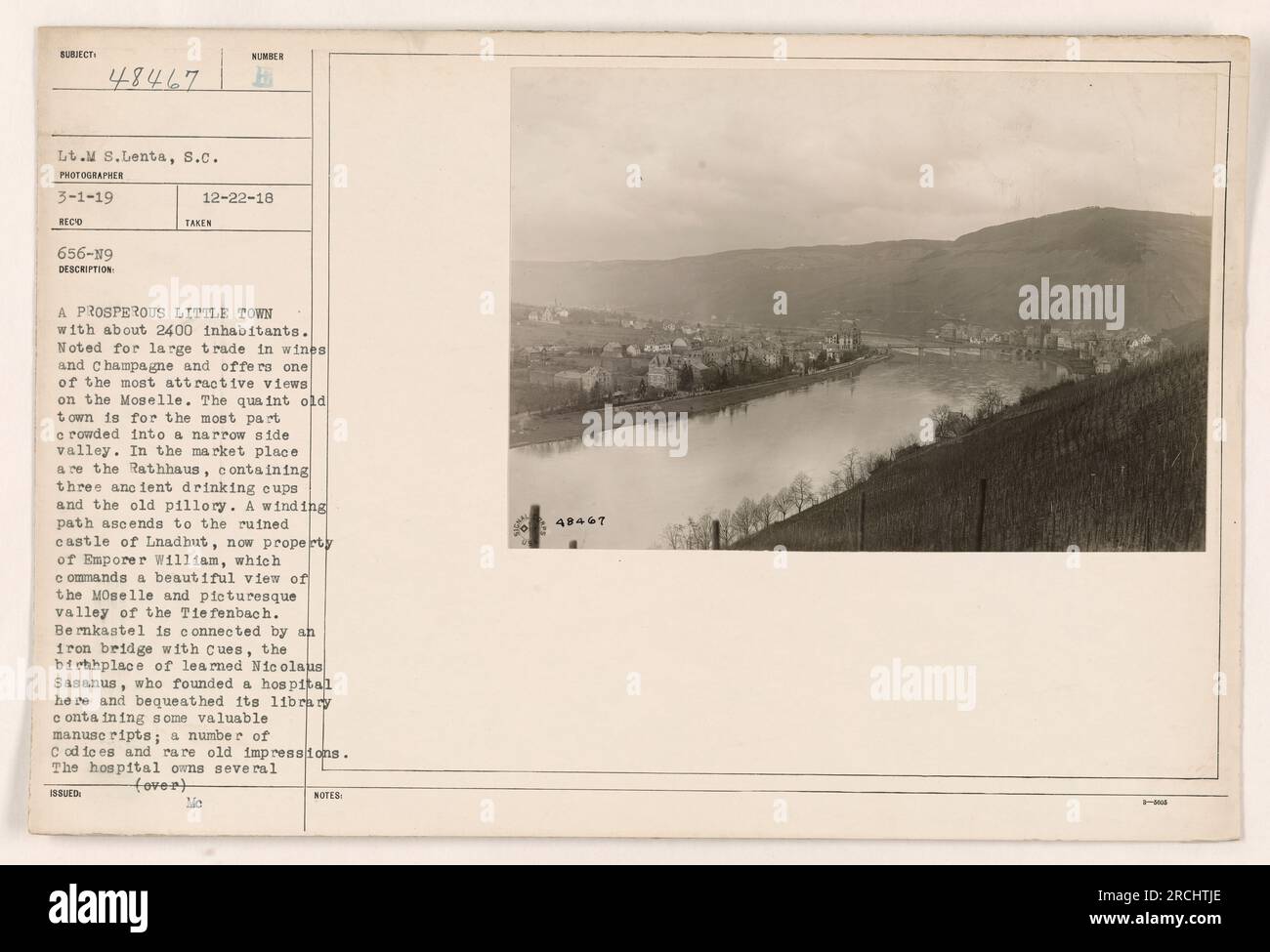 Légende : la photographie capture la ville prospère de Bernkastel-Cues en Allemagne pendant la première Guerre mondiale. Avec environ 2400 habitants, la ville est réputée pour son commerce du vin et de la Champagne. La vallée latérale étroite abrite la vieille ville pittoresque, avec des monuments remarquables tels que le Rathhaus avec d'anciennes tasses à boire et le vieux pilori. La propriété de l'empereur Guillaume, le château en ruine de Lnadhut, offre une vue imprenable sur la Moselle et la pittoresque vallée de Tiefenbach. Un pont de fer relie Bernkastel à Cues, le lieu de naissance de Nicolaus Sasanus, connu pour avoir fondé un hôpital avec un li précieux Banque D'Images