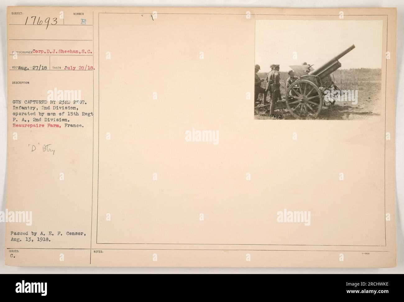 Un canon capturé par le 23e régiment d'infanterie de la 2e division, exploité par des hommes du 15e régiment d'artillerie de campagne également de la 2e division. L'emplacement est Beaurepaire Farm en France. La photographie a été prise par Corp. D.J. Sheehan le 20 juillet 1918, et est passé par l'A.E.F. Censurer le 13 août 1918. Banque D'Images