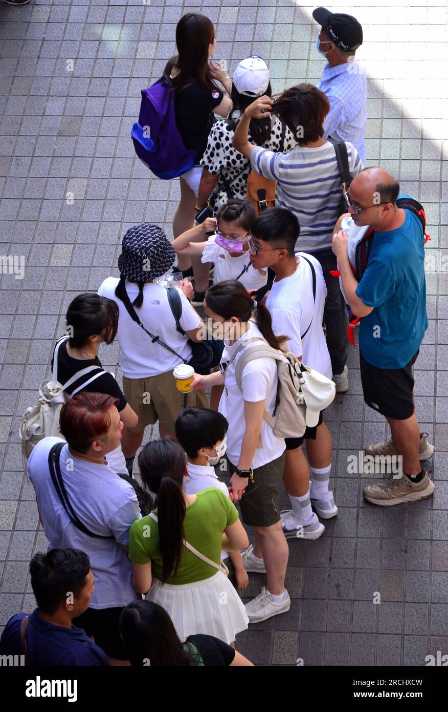 Vue aérienne : les gens attendent à l'extérieur du centre commercial Siam Paragon ou centre commercial, Bangkok, Thaïlande, Asie, pour qu'il ouvre le matin Banque D'Images