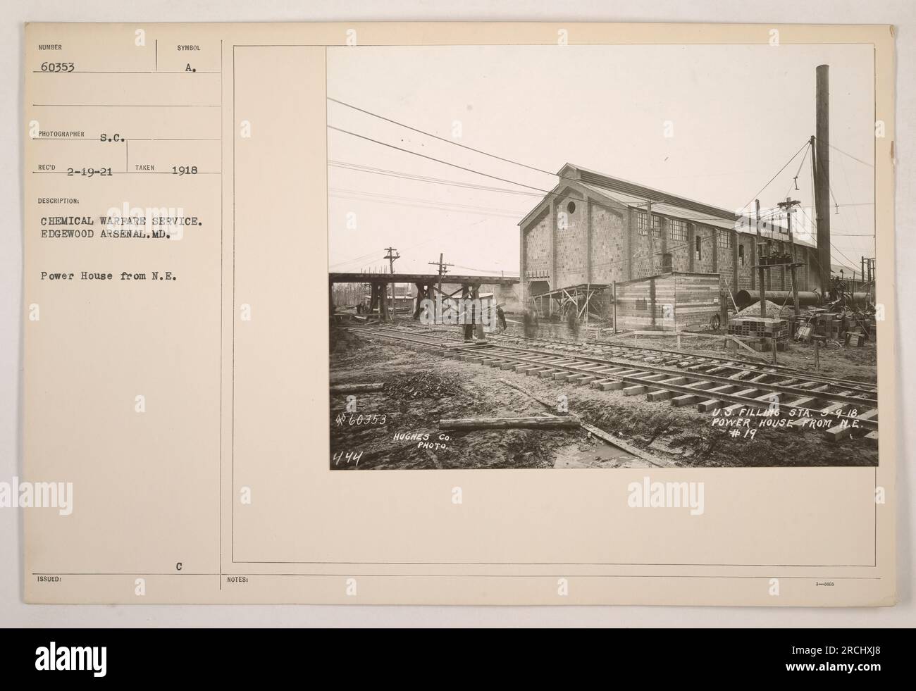 Voici une image de la Power House située à l'Arsenal d'Edgewood dans le Maryland. Il faisait partie du Chemical Warfare Service pendant la première Guerre mondiale. La photographie a été prise le 19 février 1921 par le photographe S.C. Seco. L'image est marquée avec le symbole 'SUMBER 60353' et elle a été émise avec des taxes en 1918. La description indique qu'il s'agit de la Power House vue du nord-est. Les notes indiquent que la photographie a été prise par Hughes Co. En septembre 1918. Il est étiqueté comme les États-Unis Remplir Sta Power House de LE #19. Banque D'Images