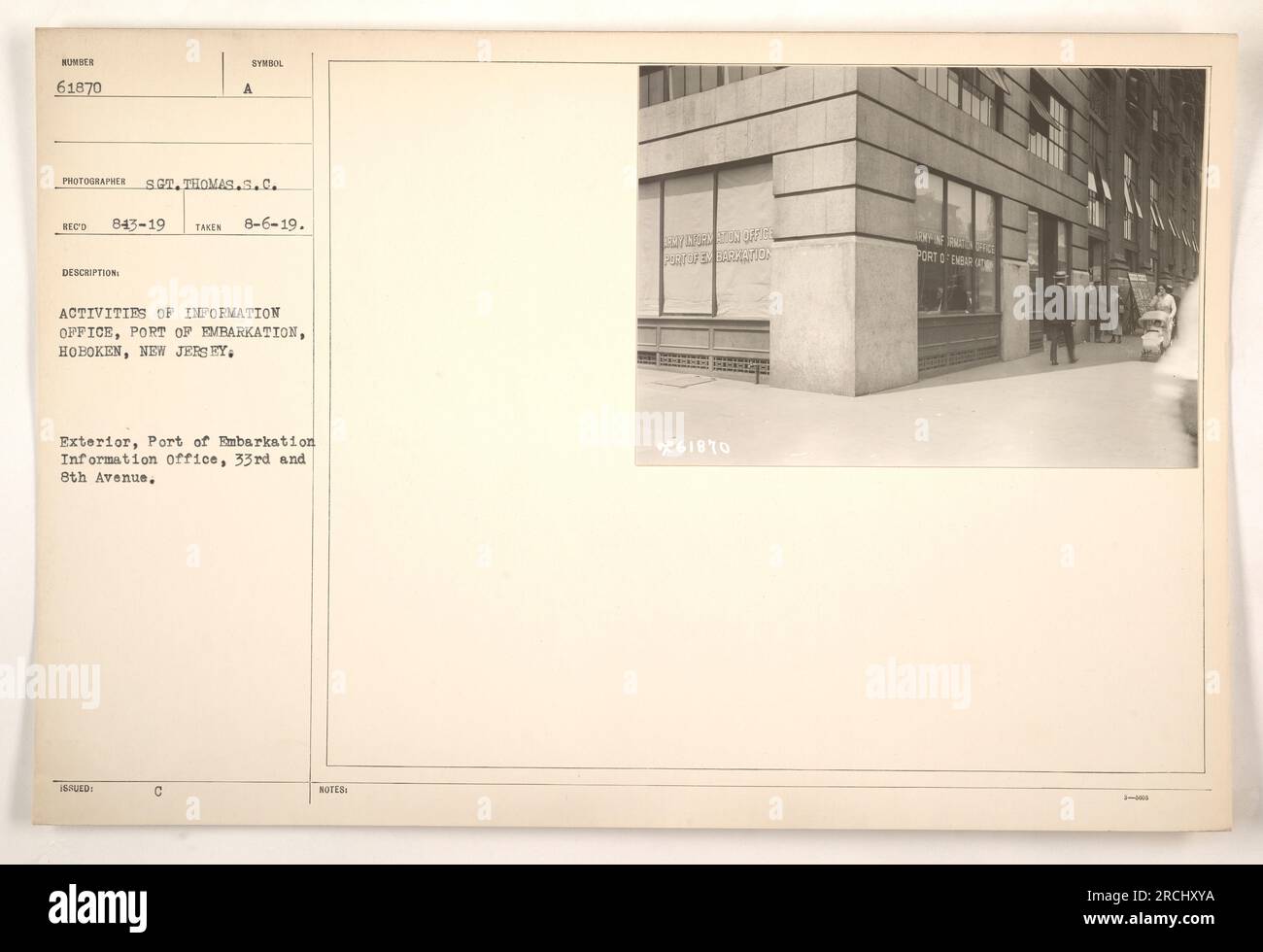 Vue extérieure du bureau d'information au port d'embarquement à Hoboken, New Jersey. Le bureau est situé aux 33e et 8e Avenue. La photographie, prise le 6 août 1919, illustre les activités symbolisées par le bureau. Numéro d'identification : HOMBER 61870. Prise par le sergent Thomas S.C. REC 843-19. Notes : Fuld C, Port d'en Bormatios. Légende : 'Port of embarquement information Office at Hoboken, New Jersey.' Banque D'Images