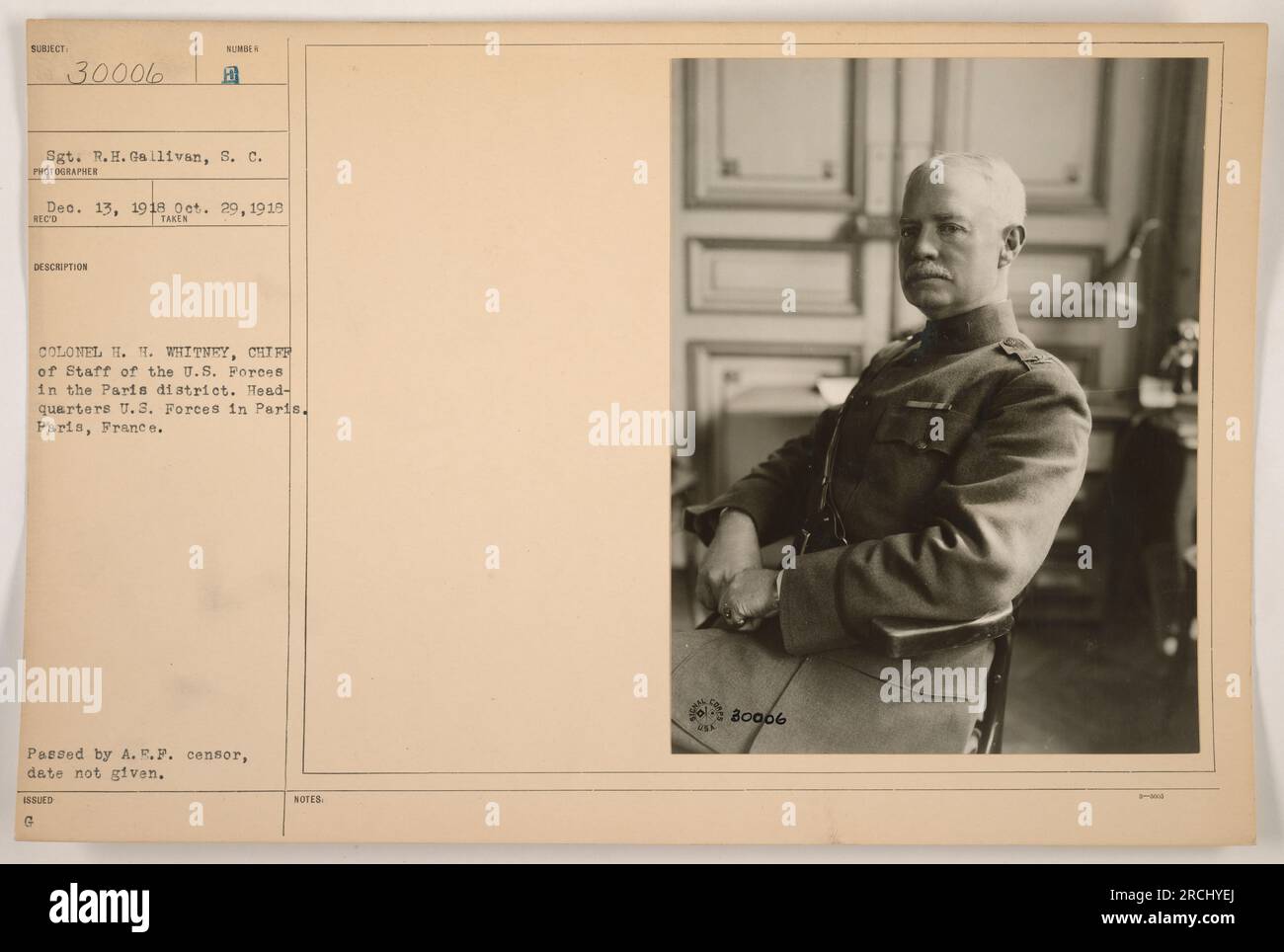 Sgt. DROIT Gallivan photographié par un photographe inconnu le 13 décembre 1918. La photo a été prise au siège américain Forces à Paris, avec le colonel H.H. Whitney, chef de cabinet des États-Unis Forces dans le quartier parisien, donnant son approbation. La photo a également été transmise par le censeur de l'A.F.F. Le sergent Gallivan a servi du 29 octobre 1919 à une date non divulguée. Banque D'Images