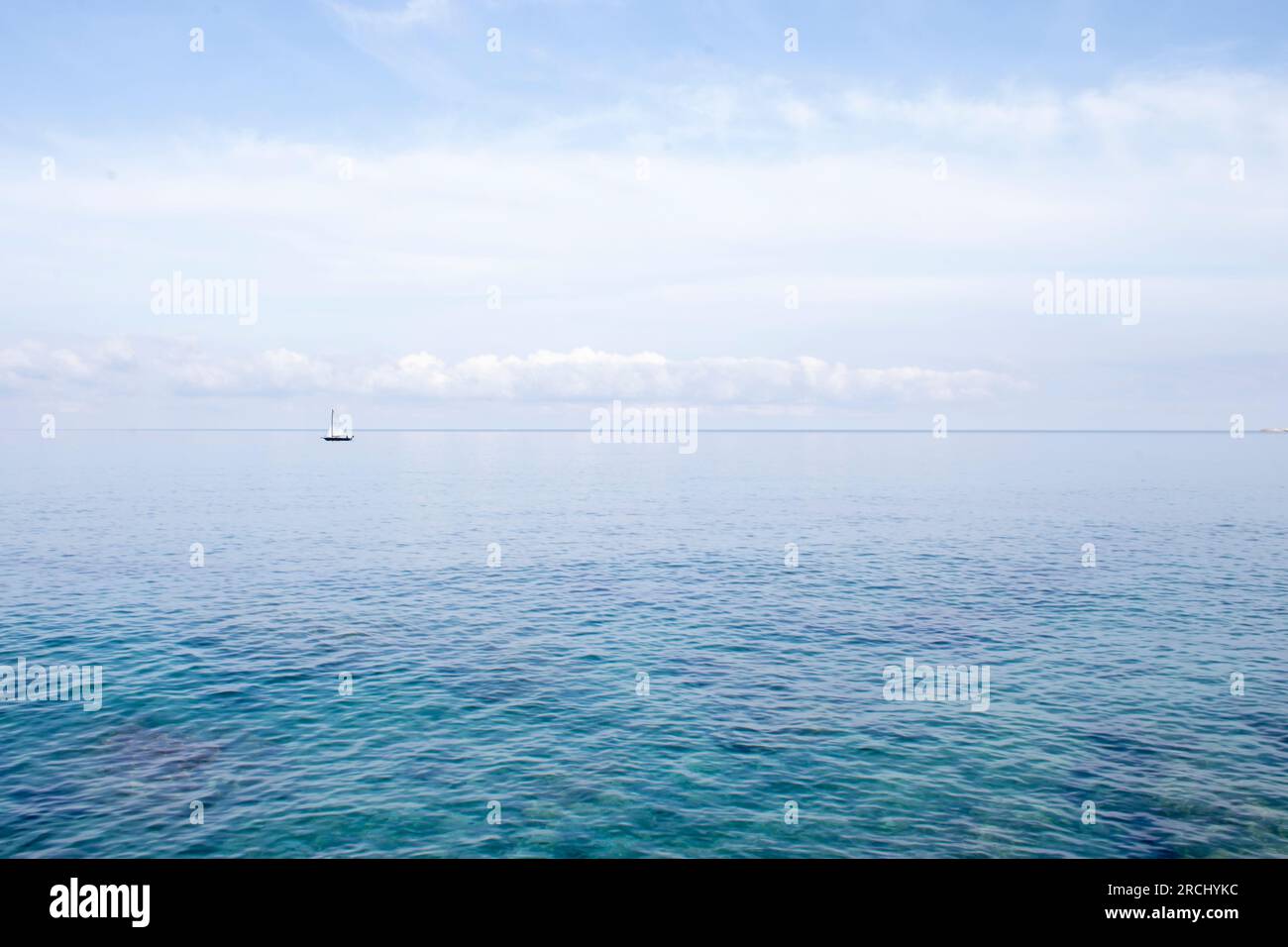 Mer tranquille. Océan de mer calme et fond de ciel bleu. Banque D'Images