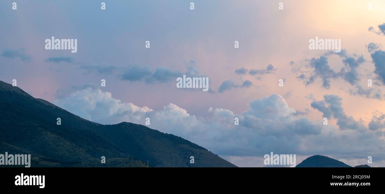 Paysage de montagne au coucher du soleil. Montagnes et nuages. Beau paysage avec de hautes falaises, forêt, ciel. Banque D'Images