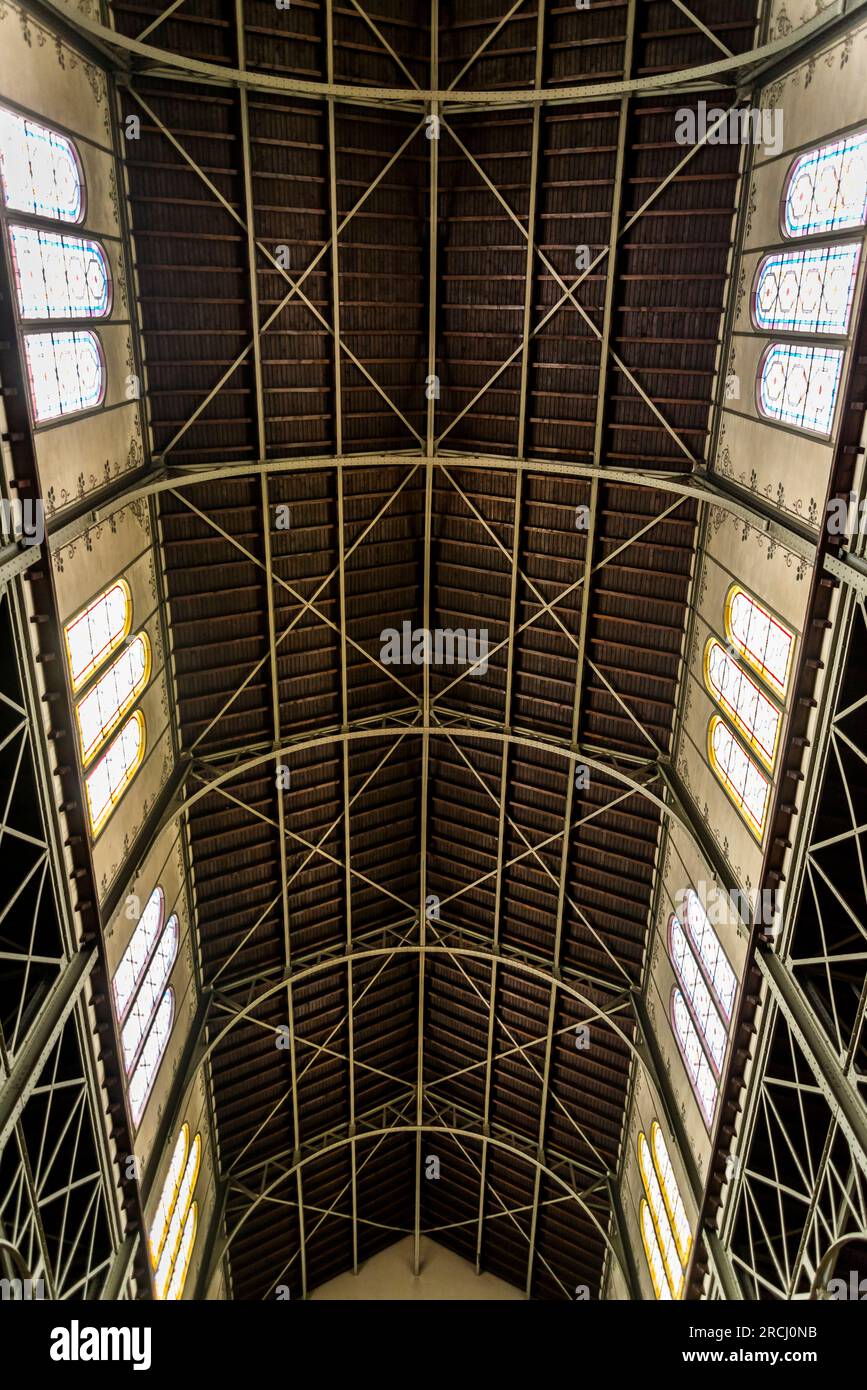 Église notre-Dame du travail, église de la fin des années 1800 avec piliers et arches en fer de style industriel, 14e arrondissement, Paris, France Banque D'Images