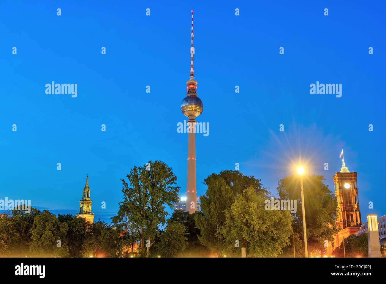 La célèbre tour de télévision avec les tours de la Marienkirche et la mairie de Berlin la nuit Banque D'Images