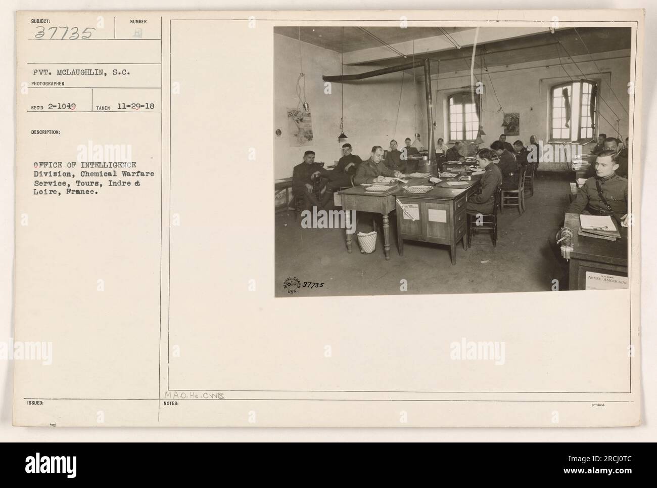 Le VP McLaughlin, S.C., photographe, prend une photo du Bureau de la Division du renseignement pour le Service de guerre chimique à Tours, Indre Loire, France pendant la première Guerre mondiale La photo a été prise le 29 novembre 1918 et porte le numéro 37735. (Légende basée sur les informations fournies) Banque D'Images