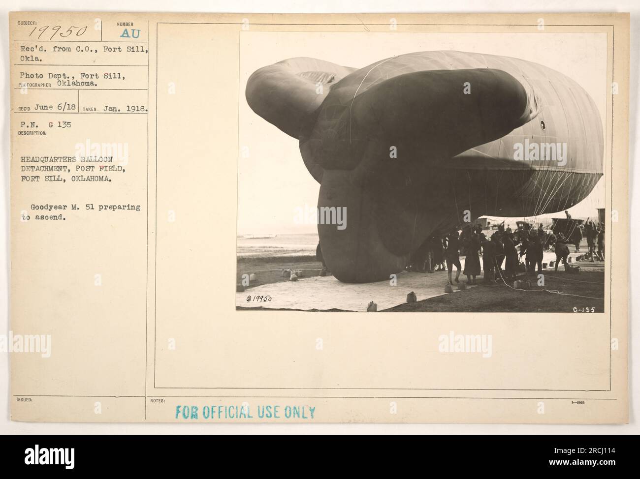 Un ballon Goodyear M. 51 du Headquarters Balloon Detachment à Post Field, fort Sill, Oklahoma, se préparant à monter. La photographie a été prise en janvier 1918 par un photographe basé dans l'Oklahoma du département photo de l'UA à fort Sill. Cette image est marquée du numéro de sujet 19950 et a été reçue du commandant du fort 8111 en Oklahoma. L'image est destinée à un usage officiel uniquement. Banque D'Images