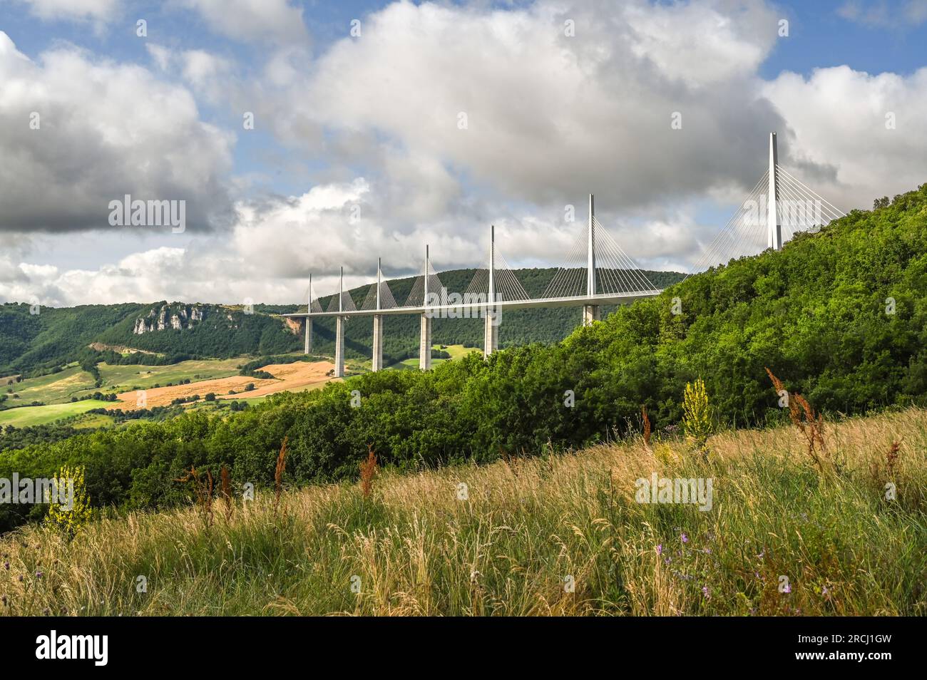 Le viaduc de Millau de l'autoroute A75 traversant la vallée du Tarn en Occitanie Banque D'Images