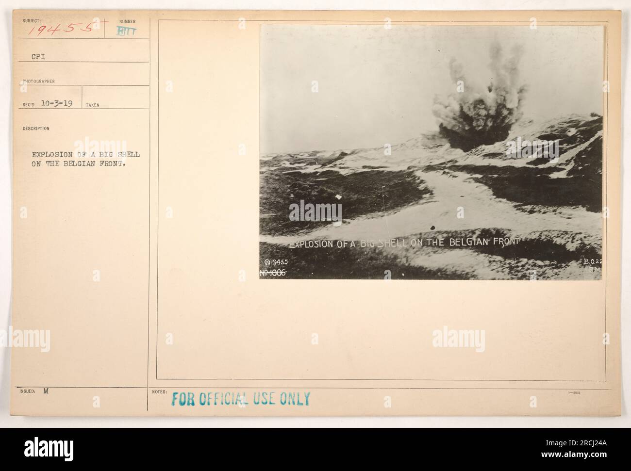 Une explosion causée par un gros obus sur le front belge pendant la première Guerre mondiale. La photographie, numérotée 19455, a été prise par le photographe CPI REC le 3 octobre 1919. L'image, étiquetée « explosion de bit Sumber d'une grosse coquille sur le front belge », a été publiée avec des notes M et classée comme no-1006. Il est destiné à un usage officiel uniquement. B.022. Banque D'Images