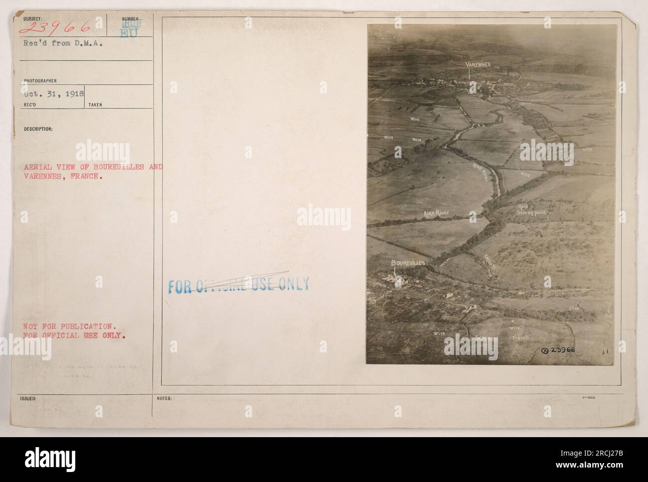 Une vue aérienne de Boureulles et Varennes, France. Cette photographie a été prise le 31 octobre 1918 par un photographe D.M.A. Il n'est pas destiné à la publication, mais à une utilisation officielle et hors dossier seulement. L'image montre la rivière de l'Art, Boureulles, Varennes, et un point fort. Le numéro attribué à cette photographie est le 23966. Banque D'Images