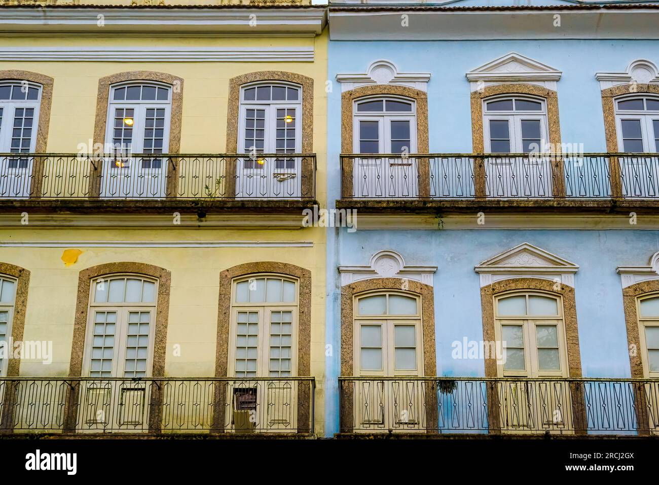Rio de Janeiro, Brésil - 15 juin 2023 : couleurs pastel bleu et jaune dans une façade d'un bâtiment de style colonial. Contraste de couleur avec un motif de windo Banque D'Images