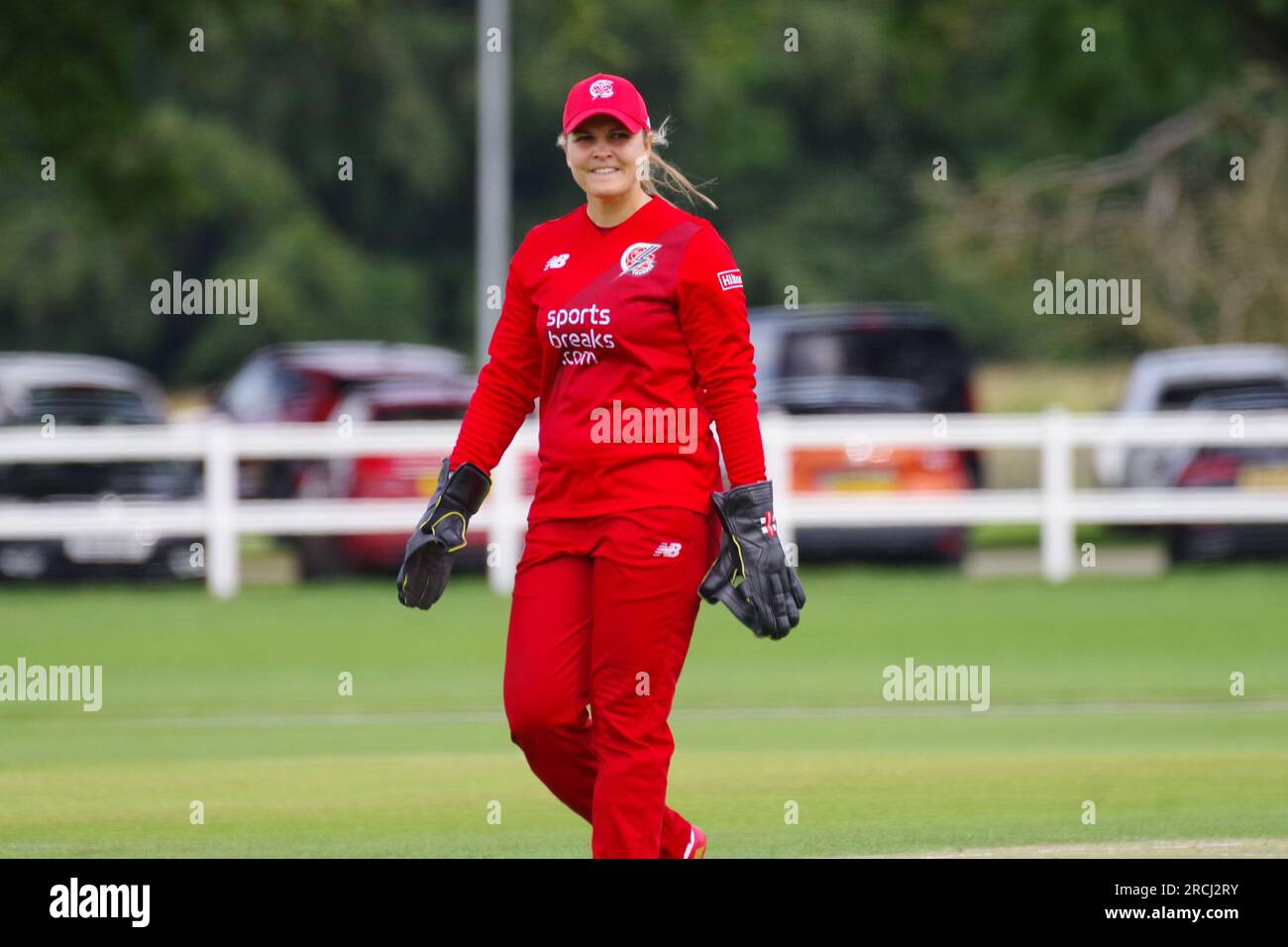 York, 11 juillet 2023. Ellie Threlkeld gardant le guichet pour Thunder contre Northern Diamonds dans un match du trophée Rachael Heyhoe Flint à York CC. Crédit : Colin Edwards Banque D'Images