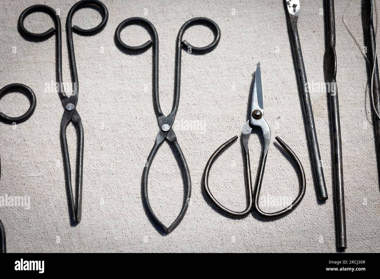 Instruments médicaux de base du champ de bataille, Freeman of Gwent Re-enactment Group au palais des évêques St Davids Pembrokeshire Banque D'Images