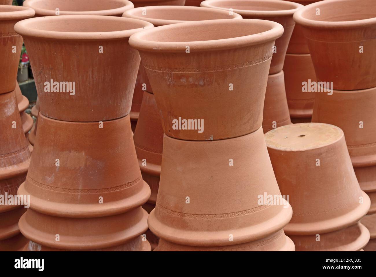 Piles de grands pots d'argile dans le centre de jardin Banque D'Images