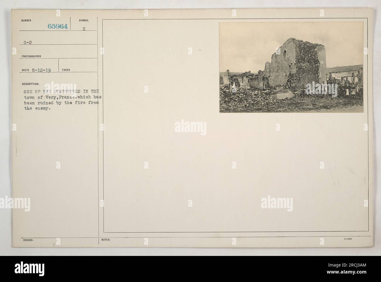 Cette image montre un bâtiment dans la ville de Very, en France, qui a été lourdement endommagé par les tirs ennemis pendant la première Guerre mondiale. La structure est maintenant en ruines, mettant en évidence les destructions causées par la guerre. La photo a été prise le 12 mai 1919 et porte le numéro G-2 photographe 65964. Banque D'Images