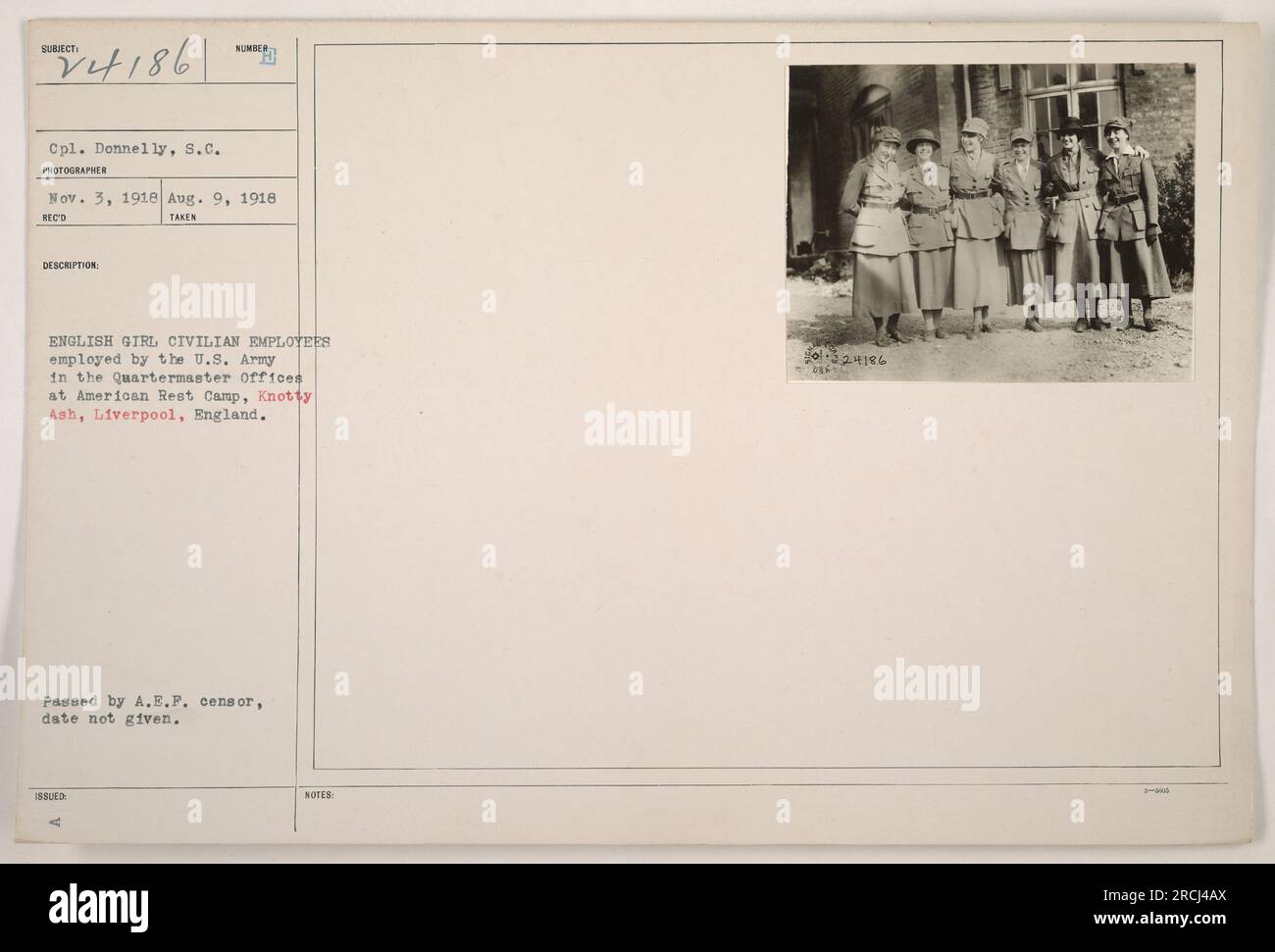 Titre : Anglais Girl Civilian Employees at American Rest Camp, Knotty Ash, Liverpool, Angleterre - 9 août 1918 Légende : le Caporal Donnelly, un soldat des Forces expéditionnaires américaines (A.E.F.), pose avec un groupe d'anglaises employées civiles qui ont été embauchées par les États-Unis Armée pour travailler dans les bureaux de quartier-maître à American Rest Camp à Knotty Ash, Liverpool, Angleterre. Photographie prise le 9 août 1918 et validée par le censeur de l'A.E.F. Banque D'Images