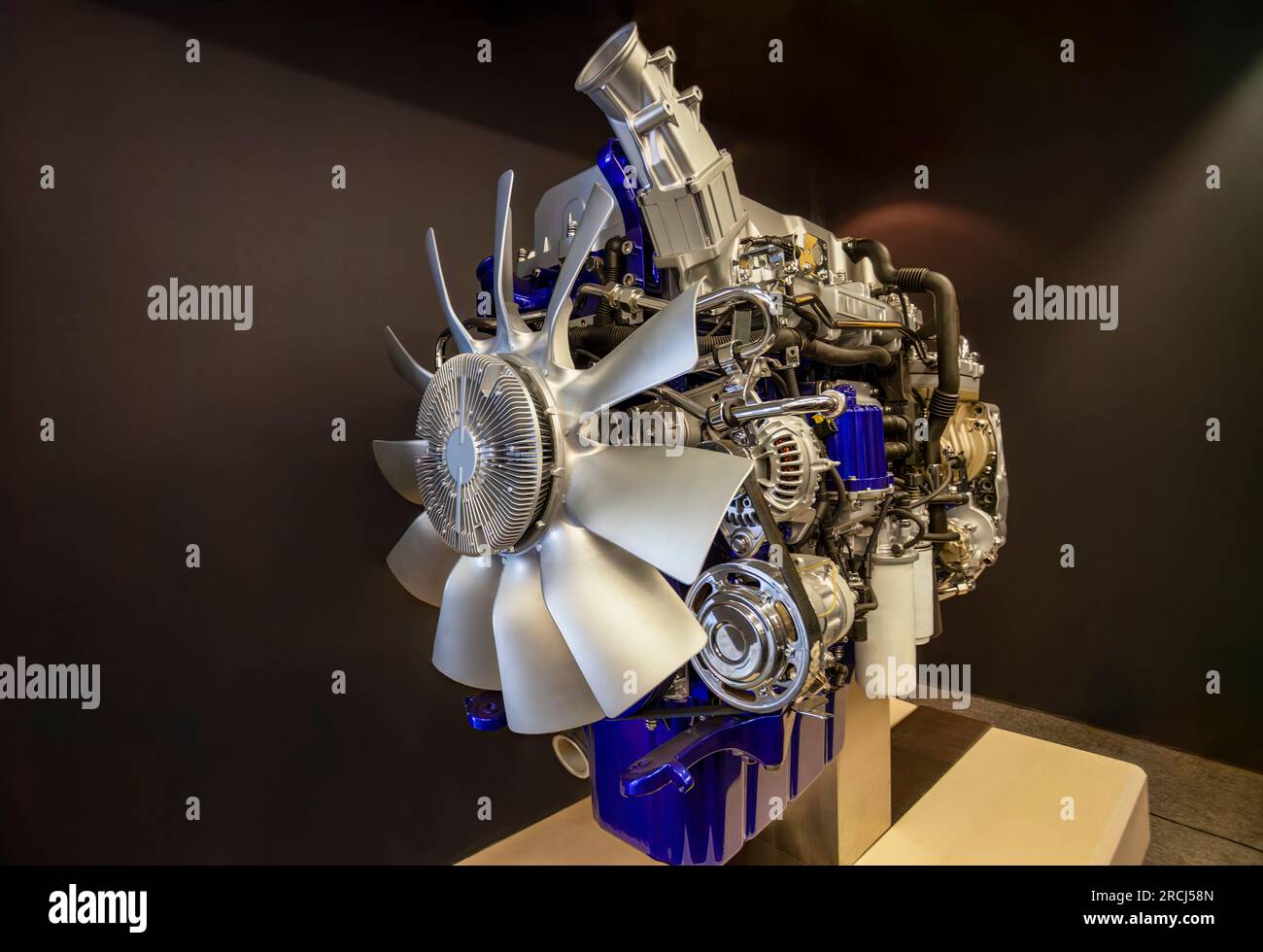 moteur à combustion complète chromé pour l'affichage, apprentissage des étudiants en atelier Banque D'Images