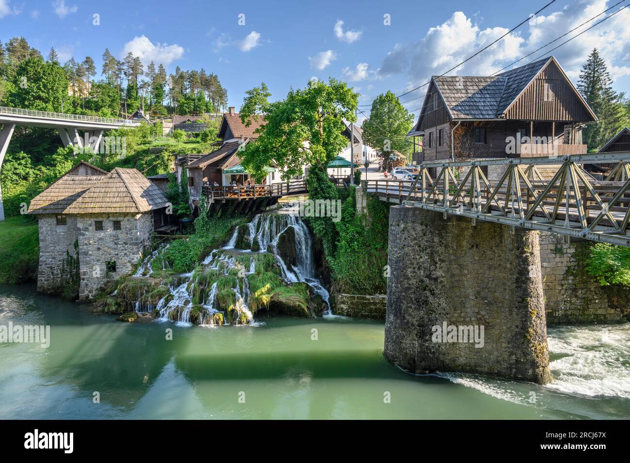 Le village de Rastoke à Slunj-Slapovi au confluent des rivières Slunjcica et Korana, Rastoke, Slunj-Slapovi, République de Croatie Banque D'Images