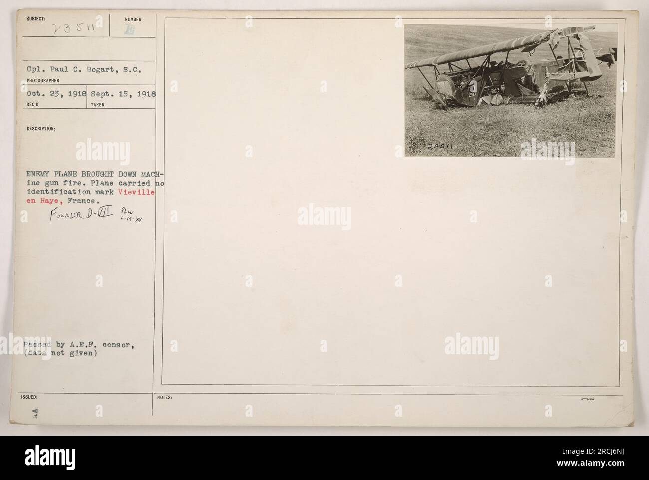 La photographie du caporal Paul C. Bogart capture le moment remarquable où un avion ennemi est abattu par des tirs de mitrailleuses. L'avion, qui n'avait pas de marques d'identification, peut être vu s'écraser à Vieville en Haye, France. Cette image a été prise le 15 septembre 1918 et a été approuvée pour publication par le censeur de l'A.E.F. Remarque : photo numéro 13511. Banque D'Images
