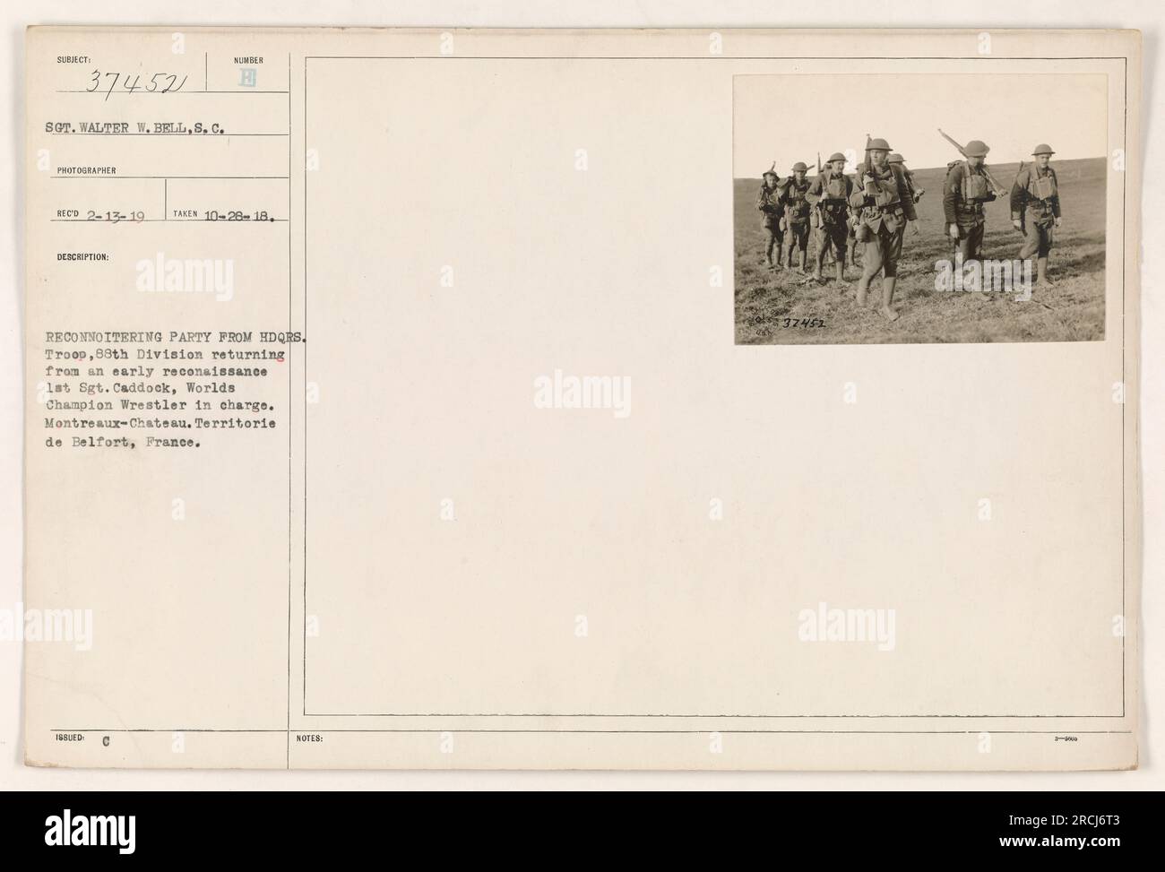 Le sergent Walter W. Bell, photographe, a pris cette photo le 28 octobre 1918. Il représente le Parti de reconnaissance Numéro H de la troupe du quartier général de la 88e Division revenant d'une reconnaissance précoce à Montreaux-Château, territoire de Belfort, France. Le 1e Sgt Caddock, qui a été champion du monde de lutte, est vu en tête du groupe. Banque D'Images