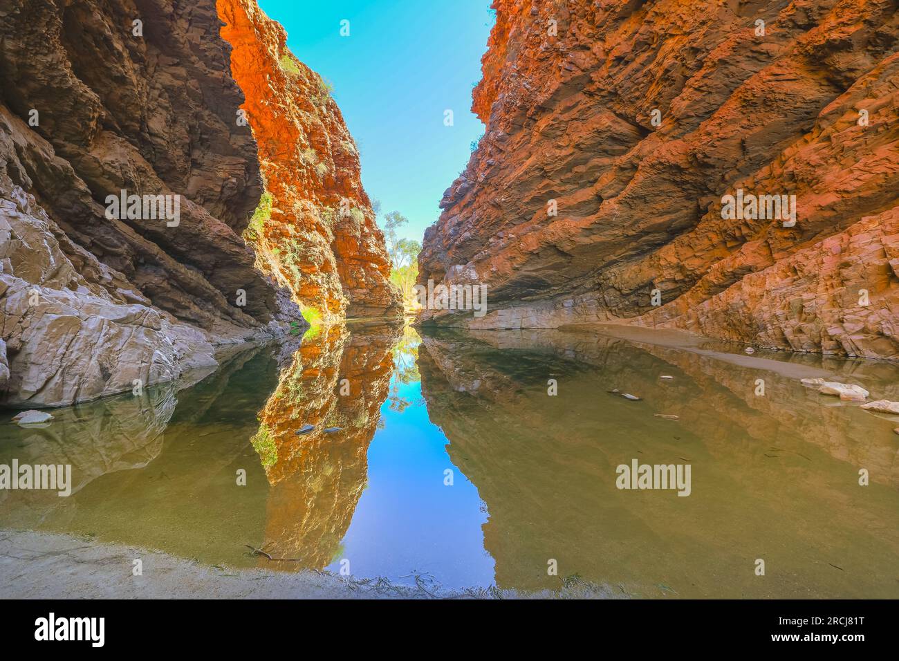 Simpsons Gap et point d'eau permanent reflète les falaises dans West MacDonnell Ranges, Territoire du Nord près d'Alice Springs sur Larapinta Trail dans Banque D'Images