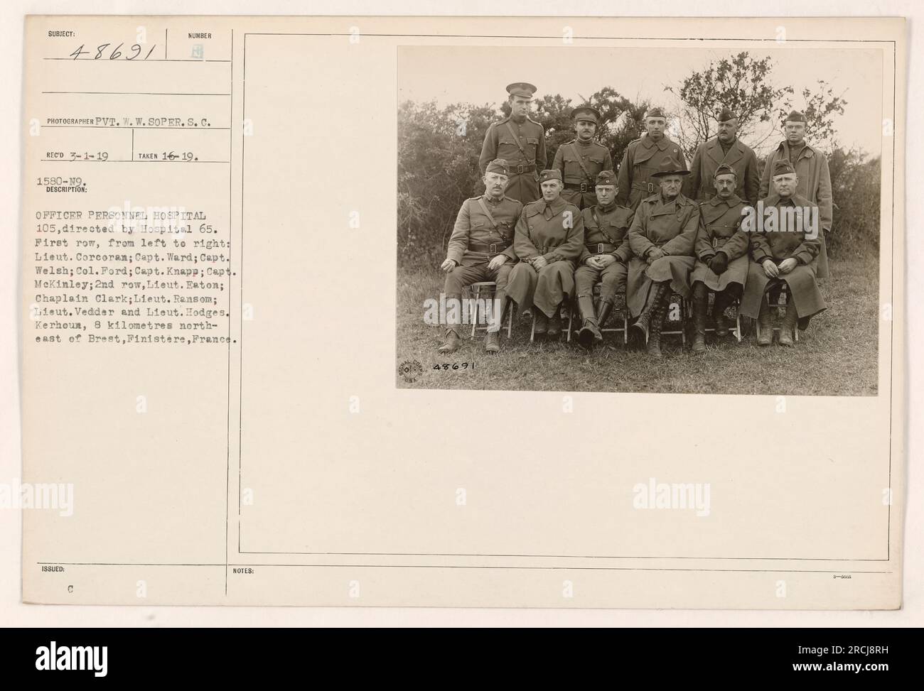 Personnel officier de l'Hôpital 105, dirigé par l'Hôpital 65, photographié. Les individus sur l'image sont identifiés comme Lieut. Corcoran, capitaine Ward, capitaine Welsh, colonel Ford, capitaine Knapp, Capitaine McKinley, Lieut. Eaton, aumônier Clark, Lieut. Ransom, Lieut. Vedder, et Lieut. Hodges. L'emplacement est Kerhoun, à 8 kilomètres au nord-est de Brest, Finistère, France. La photo a été prise le 1 mars 1919. [Durée : 79 mots] Banque D'Images