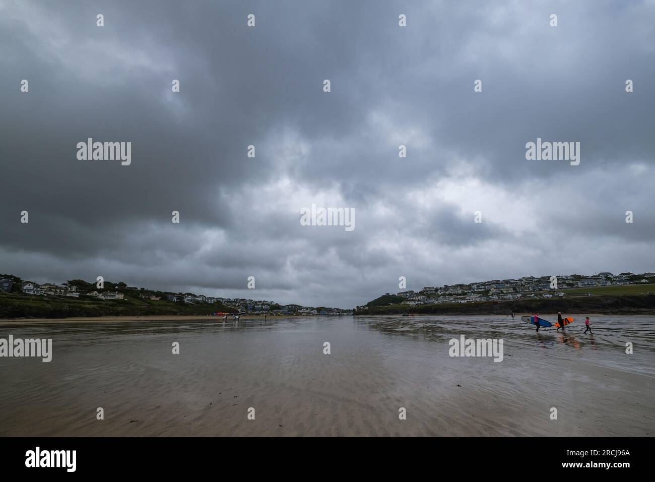 Polzeath, Cornouailles, Royaume-Uni. 15 juillet 2023. UK Météo. Malgré les vents forts et les fortes averses, les gens étaient encore sur la plage et dans la mer à Polzeath ce matin. Crédit Simon Maycock / Alamy Live News. Banque D'Images