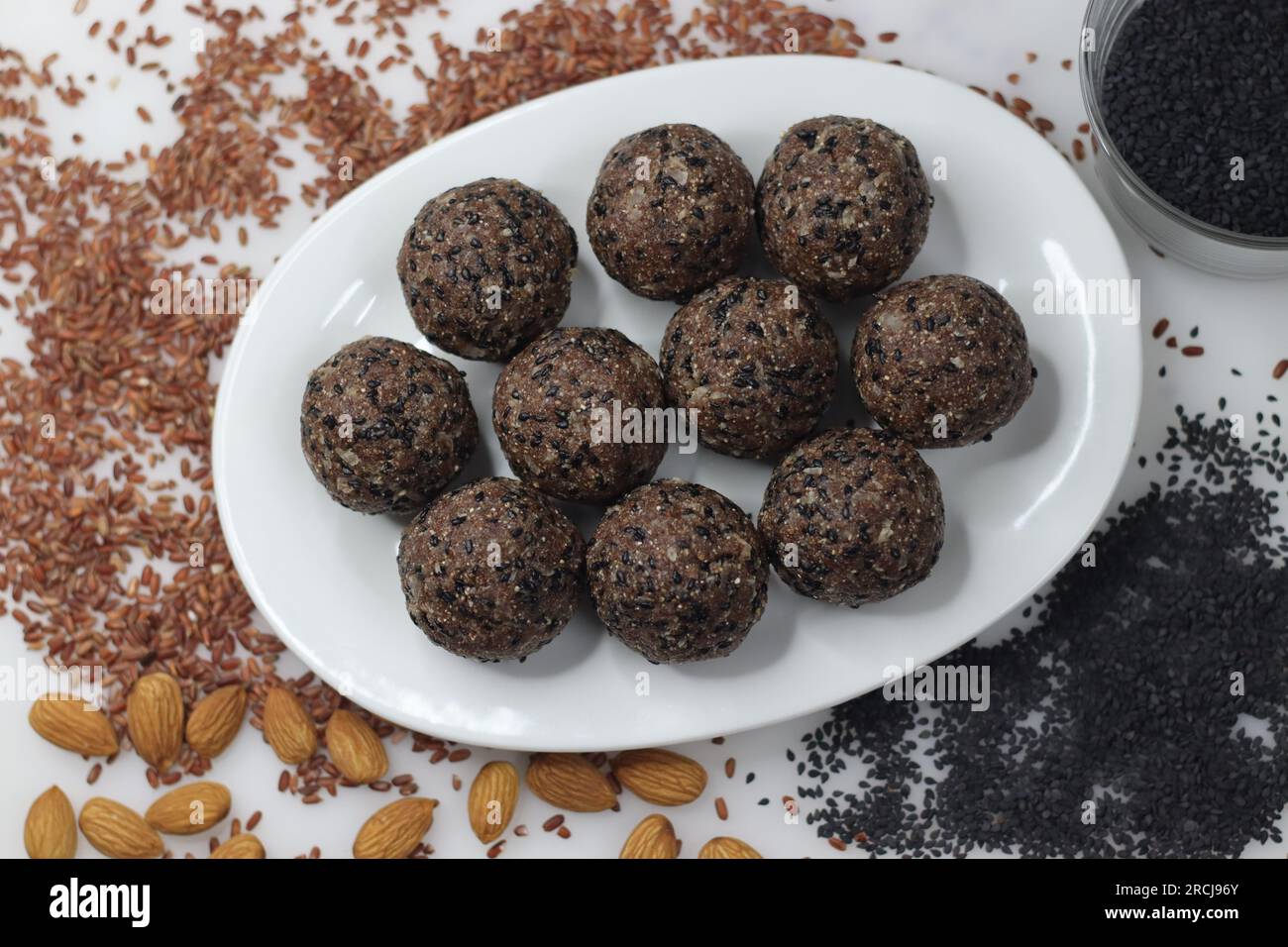 Navara til laddu. Boule sucrée à base de riz navara rôti et moulu, graines de sésame rôties, jaggery et noix de coco râpée aromatisée à la cardamome. Sain Banque D'Images