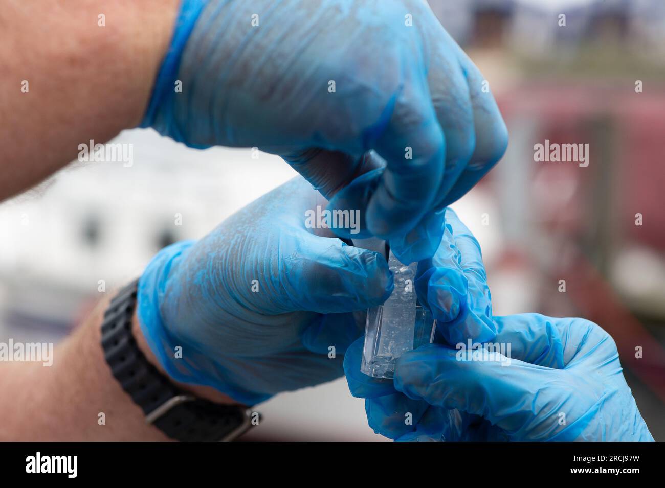 Henley-on-Thames, Oxfordshire, Royaume-Uni. 27 juin 2023. Les citoyens scientifiques Dave et Jacqui Wallace, qui travaillent au nom du Henley River action Group, ont effectué aujourd'hui des tests sur les niveaux de pollution de l'eau dans la Tamise à Henley, le premier jour de la semaine des régates royales de Henley. Les résultats des tests effectués aujourd'hui ont révélé des niveaux élevés de phosphates et de nitrates, ce qui signifie que la Tamise était enrichie en nutriments et en très mauvais état. Ce qui ressemblait à un fatberg flottait aussi dans la Tamise. Environmental Charity River action a indiqué que les niveaux de bactéries E coli et d'entérocoques intestinaux ont augmenté sur 20T. Banque D'Images