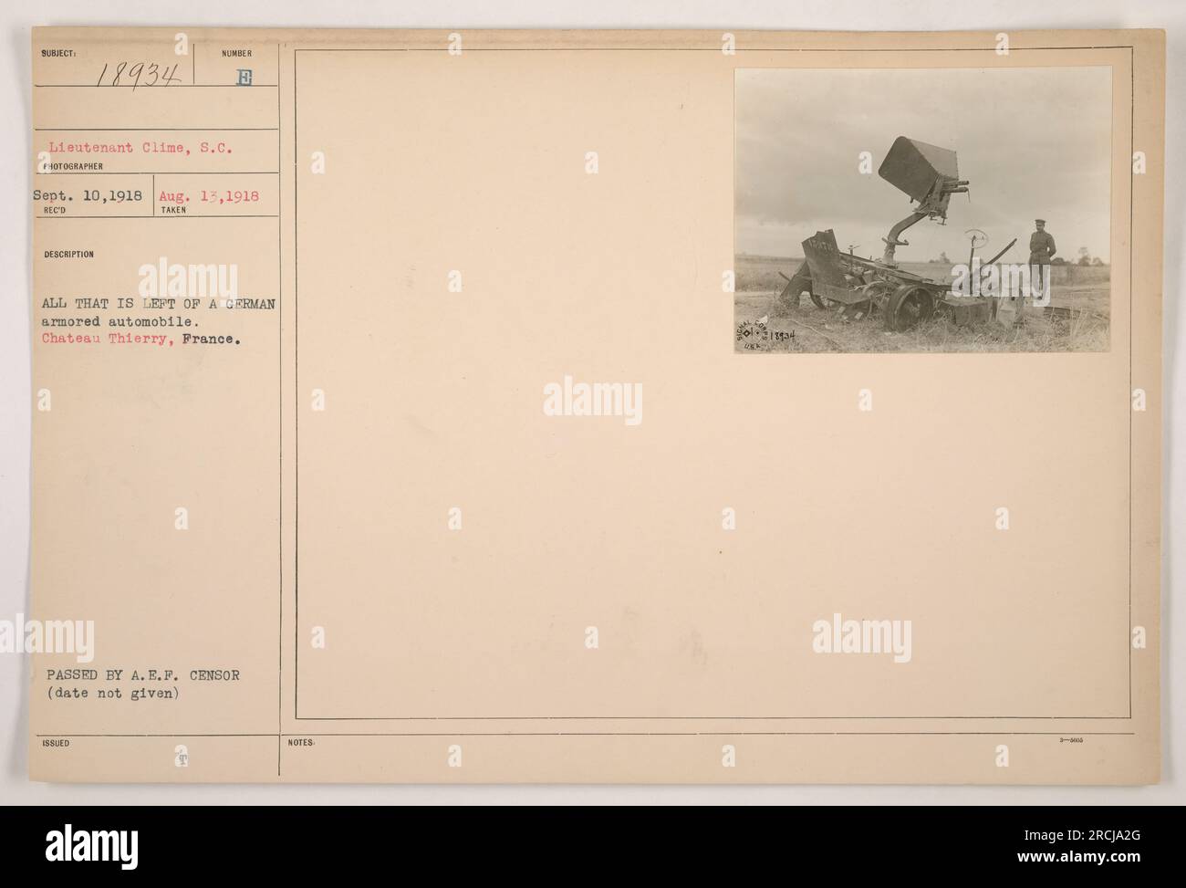 Lieutenant climat debout à côté des restes d'une automobile blindée allemande capturée à Château Thierry, en France. Le véhicule a été détruit pendant la première Guerre mondiale Cette photographie a été prise entre le 15 août et le 10 septembre 1918, selon la description du photographe. Il a été effacé par le censeur de l'A.E.F. mais la date exacte est inconnue. Banque D'Images