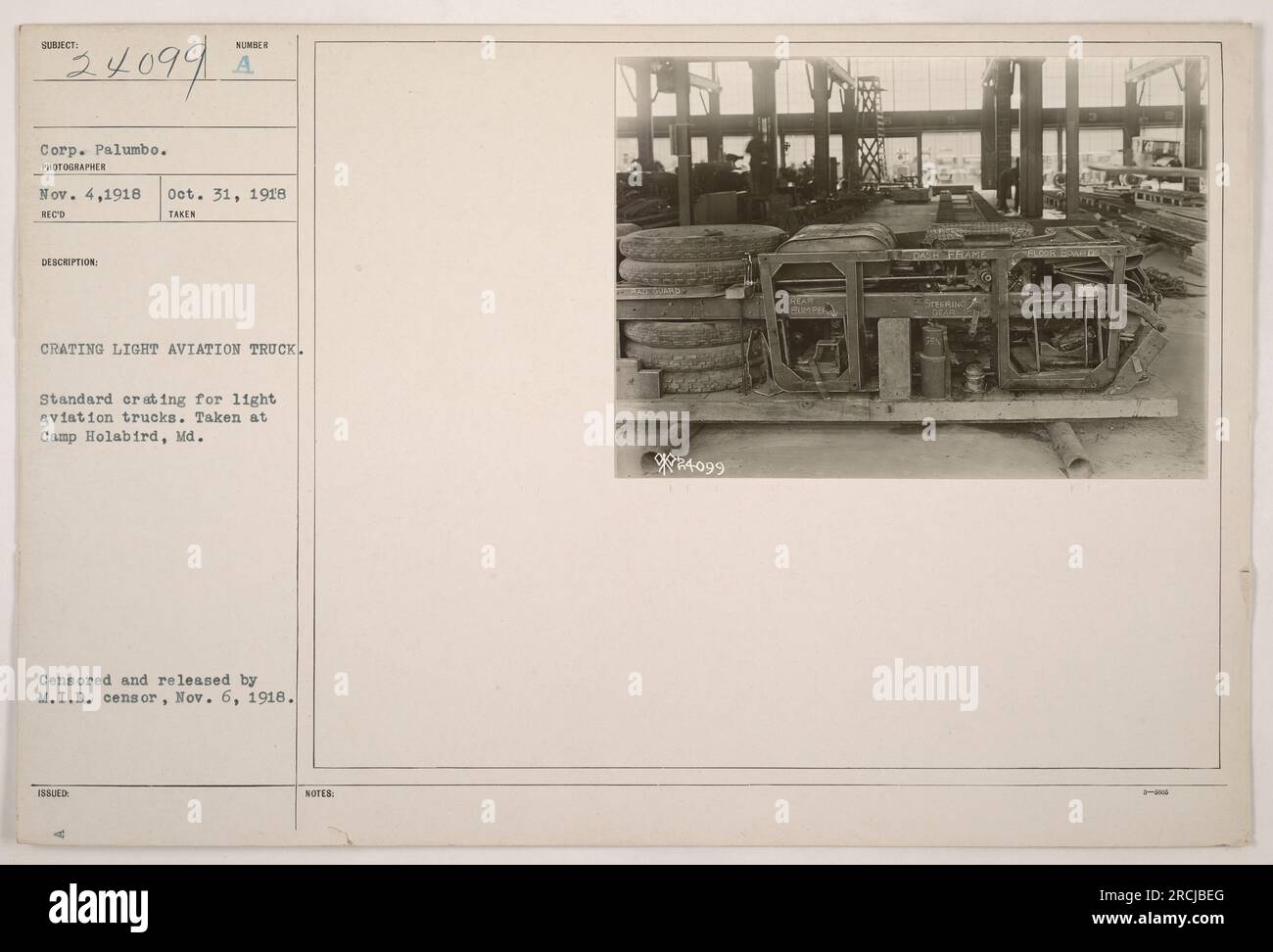 Soldats travaillant sur la mise en caisse d'un camion léger d'aviation à Camp Holabird, Maryland. La photo a été prise le 31 octobre 1918 et reçue le 4 novembre 1918. Il a été censuré par le censeur du M.I.D. et publié le 6 novembre 1918. Le chariot est en cours de préparation pour l'emballage standard ou de protection pour le transport. Intitulé C 4099 ME Frame Steering. Banque D'Images