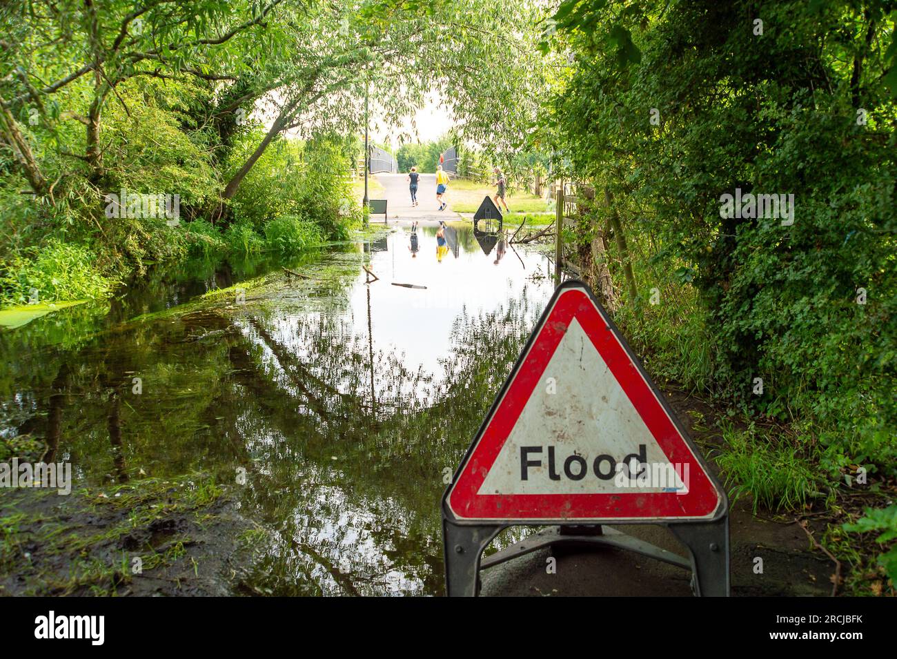 Eton Wick, Windsor, Berkshire, Royaume-Uni. 18 juin 2023. Inondation sur le sentier public de Moores Lane à Eton Wick. Les résidents utilisent normalement le sentier pour traverser le pont sur la rivière Jubilee pour se rendre à Asda à Cippenham, Slough, mais maintenant le sentier a été fermé en raison du niveau des inondations. Les résidents locaux ont communiqué avec l'Agence de l'environnement au sujet des inondations provenant de Roundmoor Ditch, mais l'Agence de l'environnement semble dire que cela n'a rien à voir avec eux. Les champs voisins sont également inondés par le ruisseau débordant. Thames Water sont autorisés à se décharger dans Roundmoor Ditch mais accord Banque D'Images